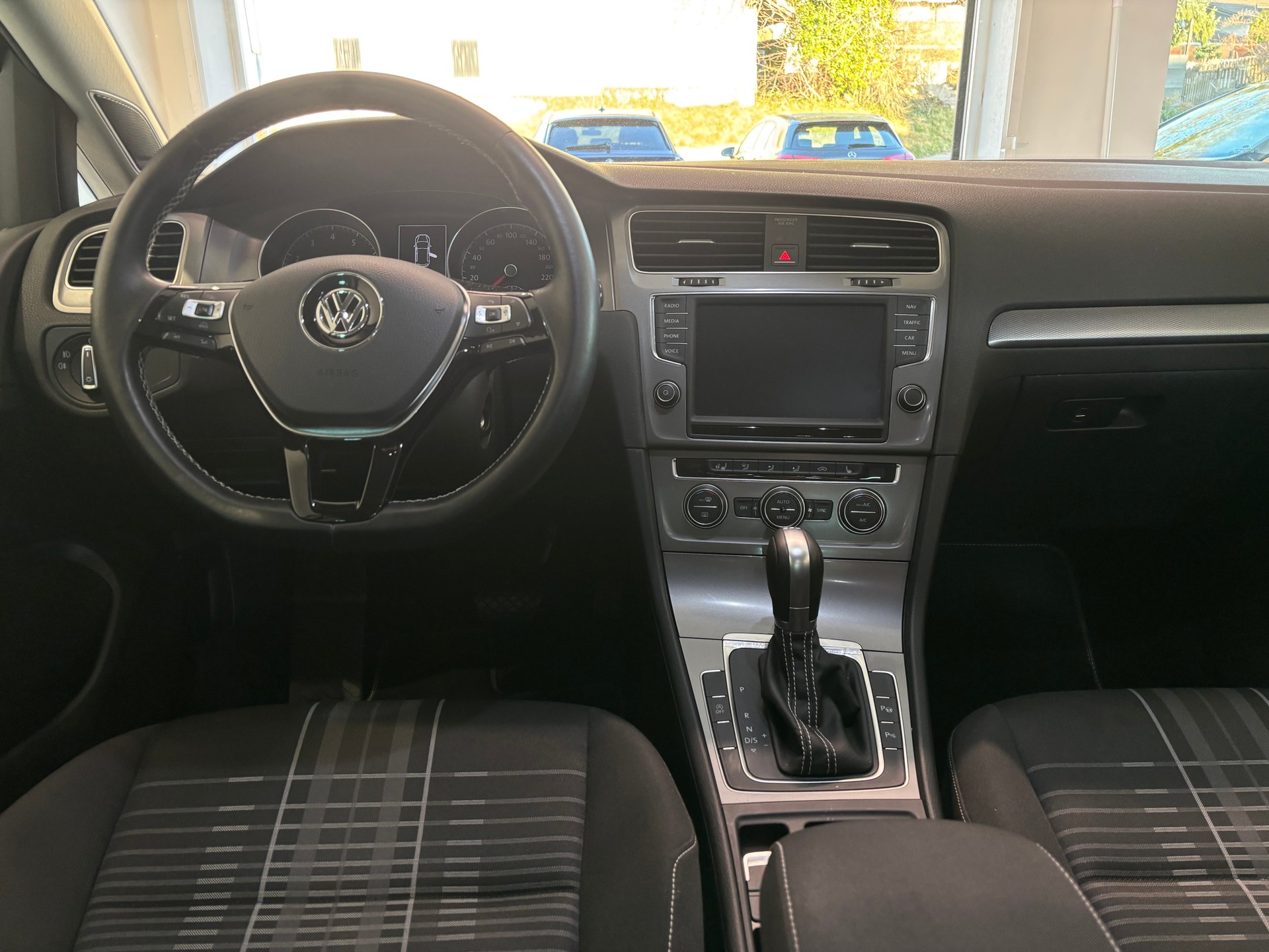 VW Golf 1.4 TSI Lounge DSG-image-7