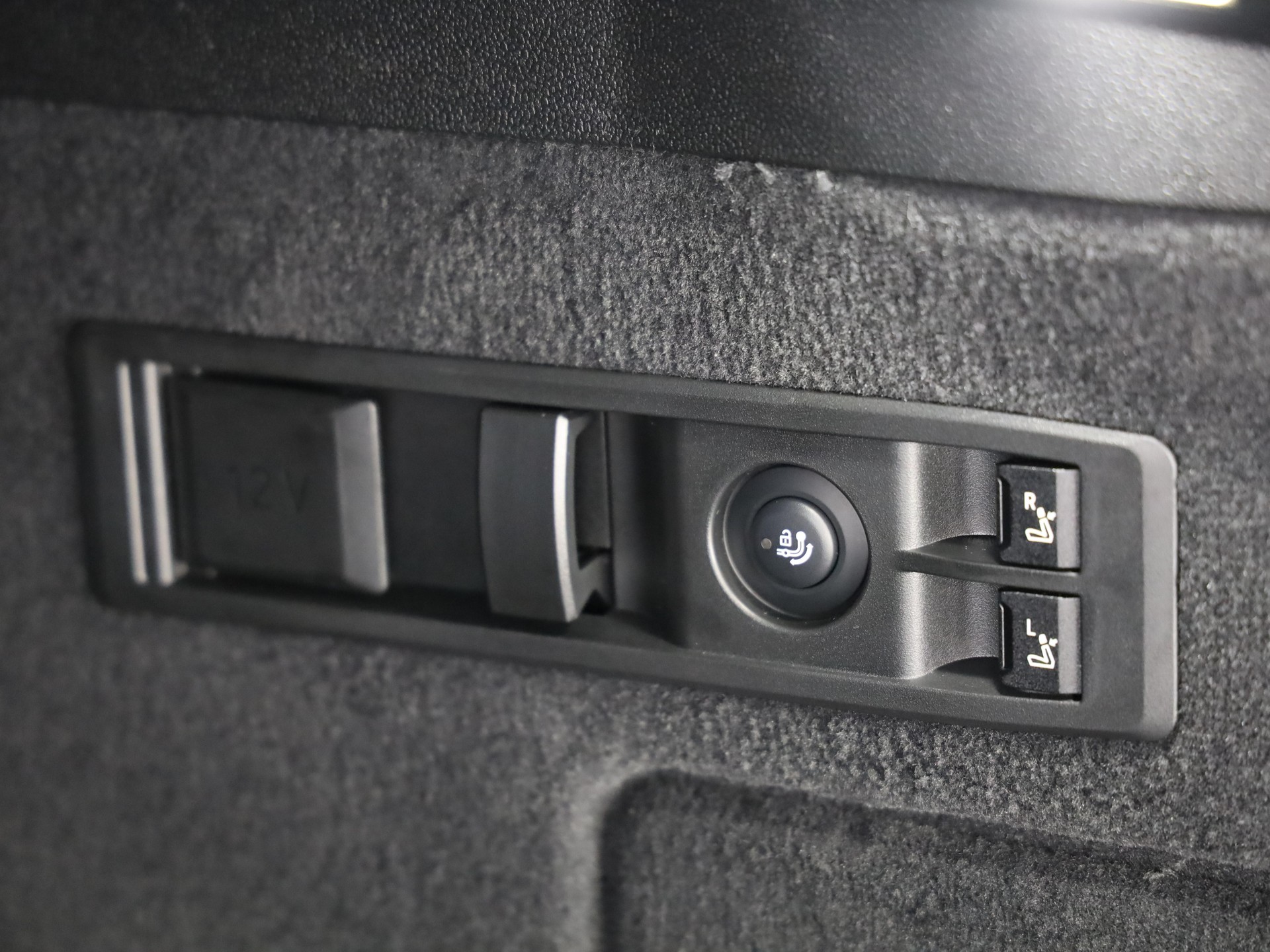 BMW iX M70-image-8