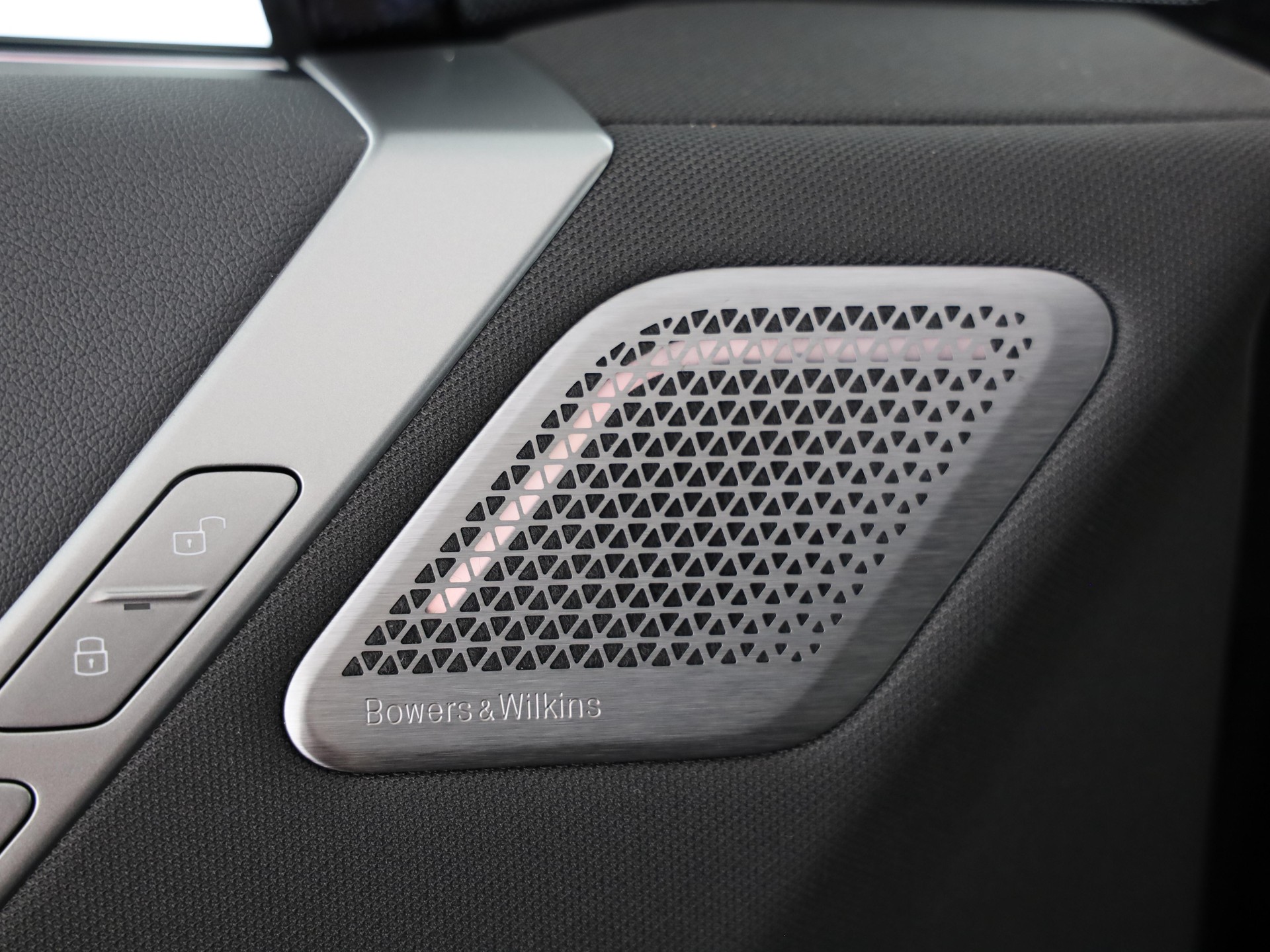 BMW iX M70-image-11
