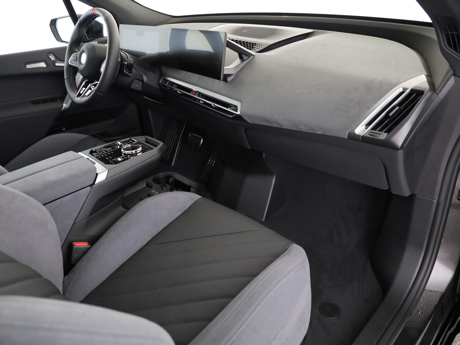 BMW iX M70-image-14