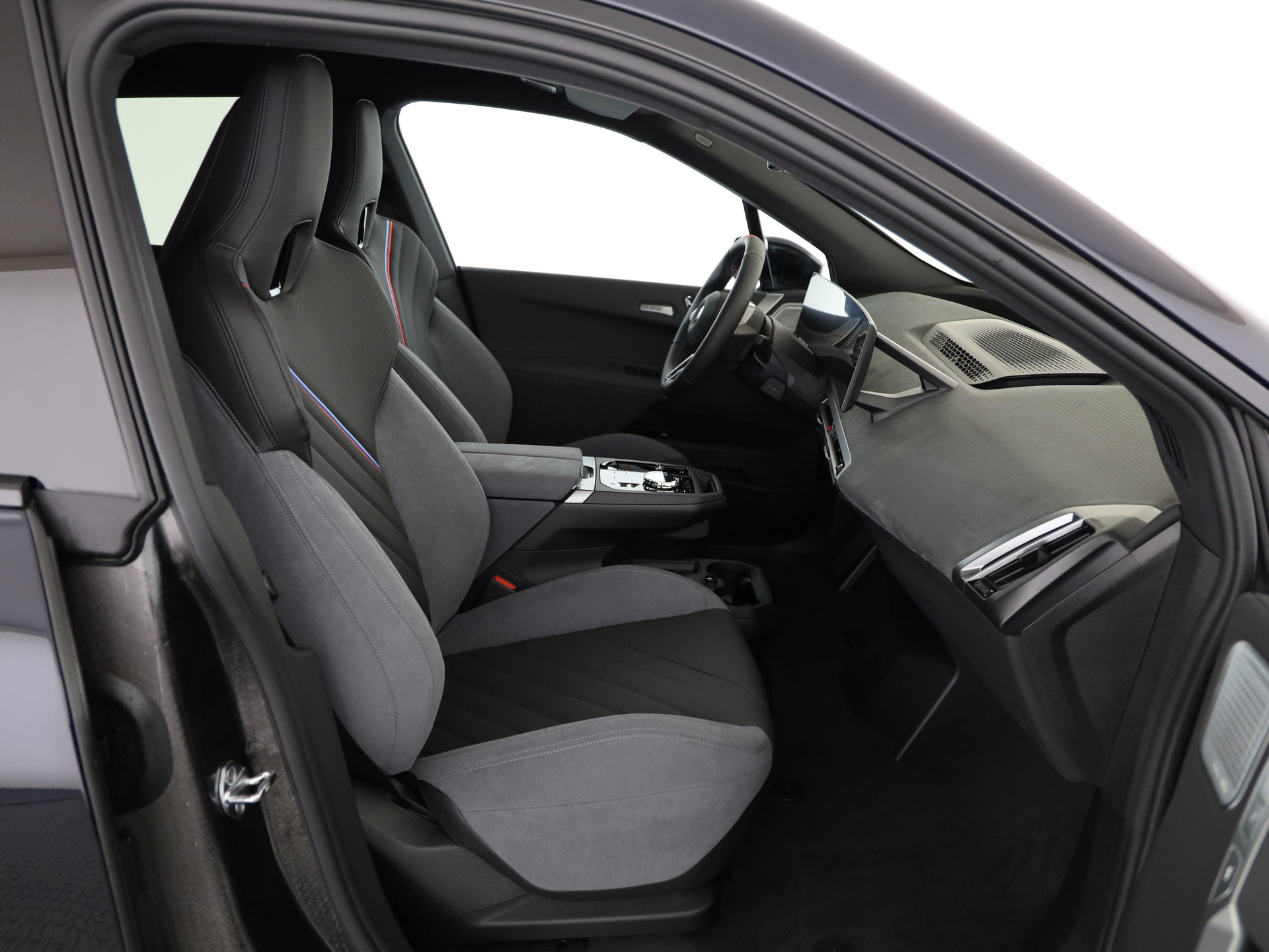 BMW iX M70-image-15