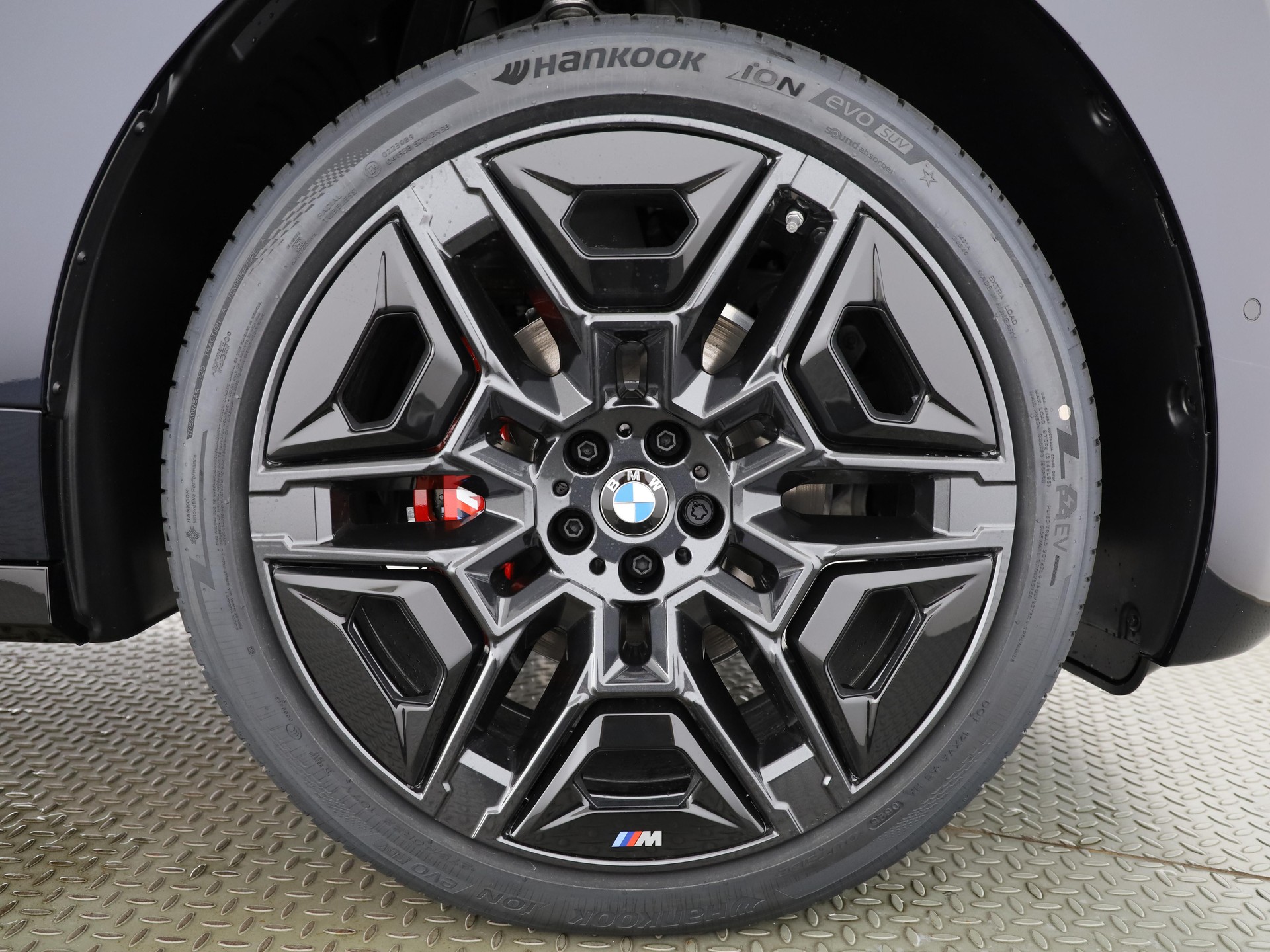 BMW iX M70-image-22