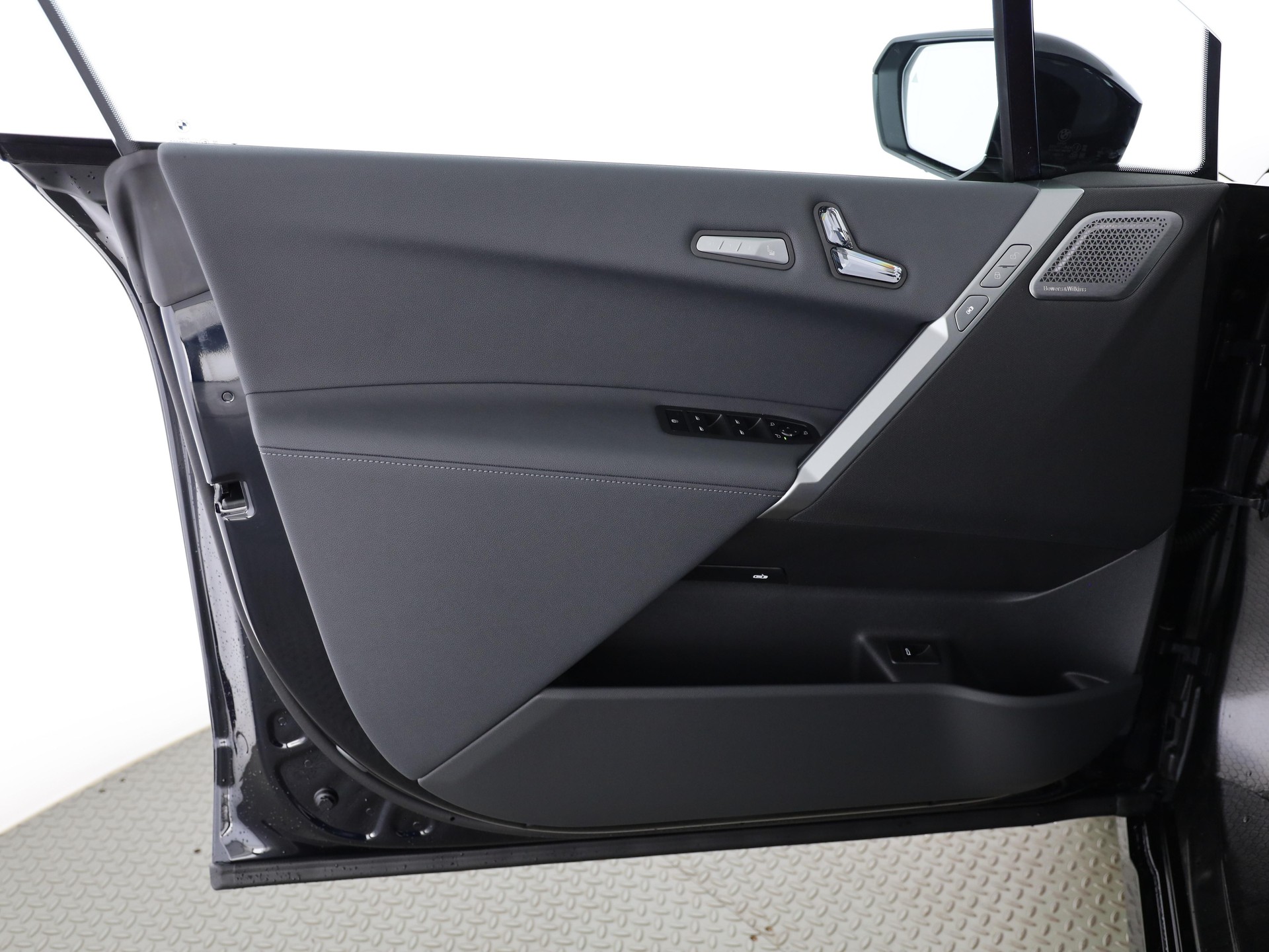 BMW iX M70-image-10