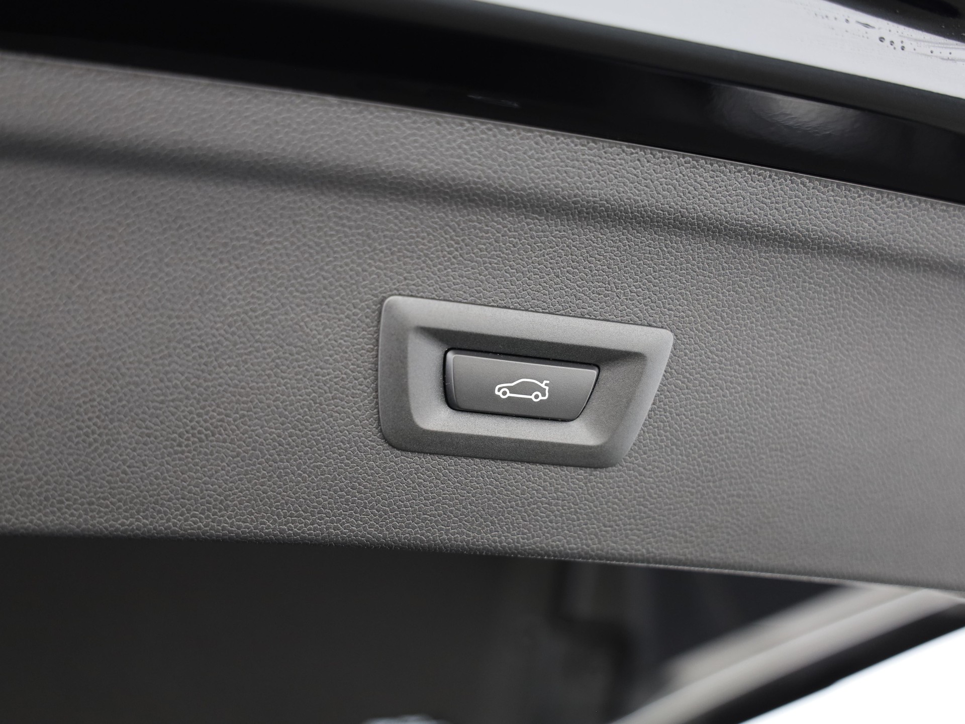 BMW iX M70-image-9