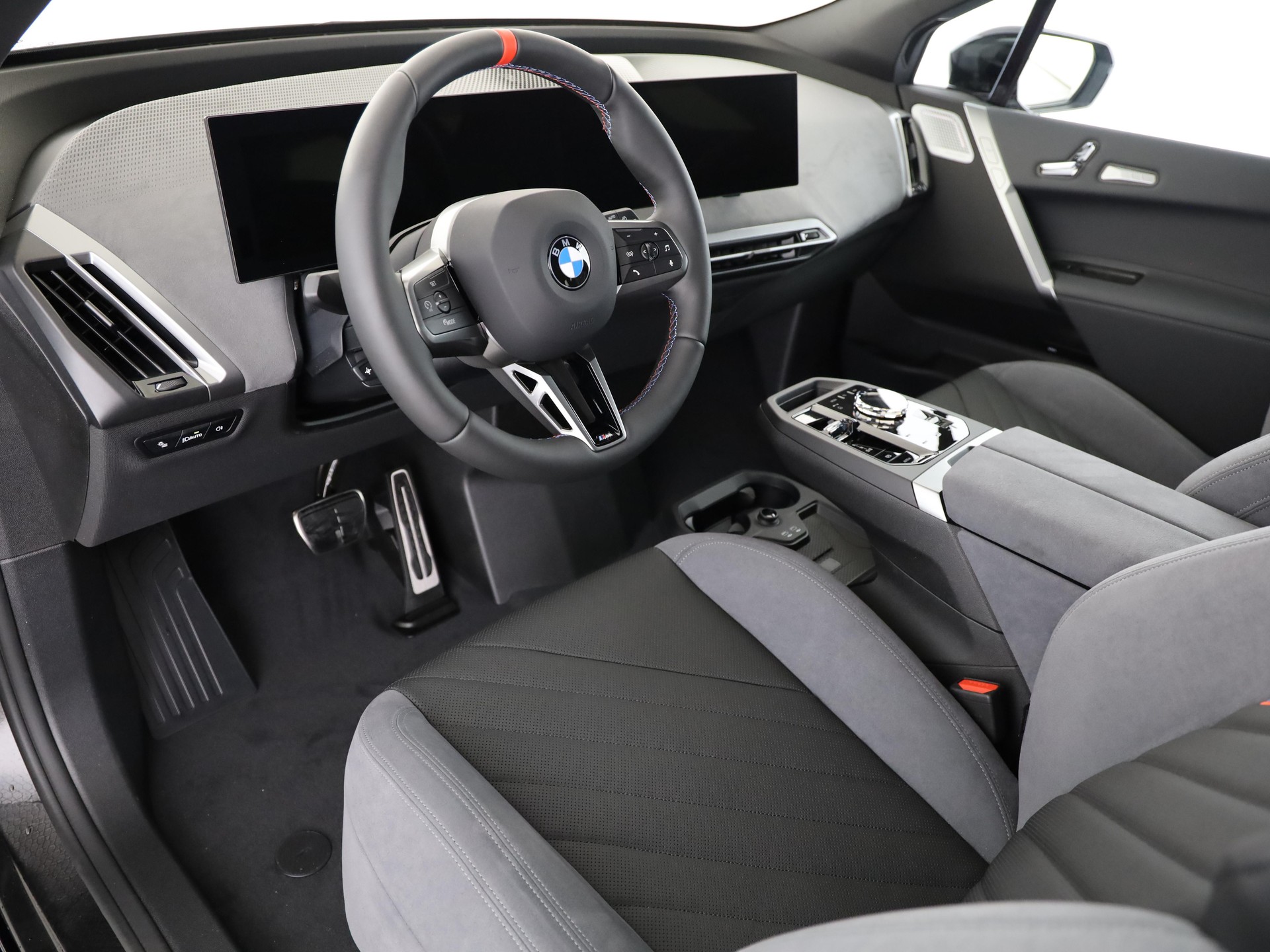 BMW iX M70-image-13