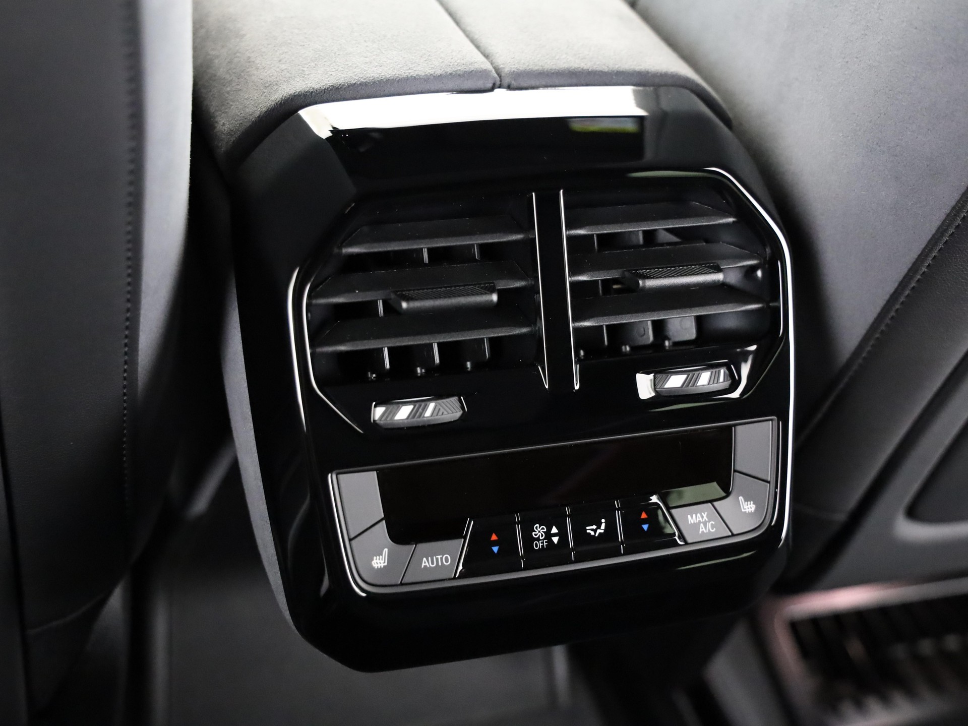 BMW iX M70-image-17