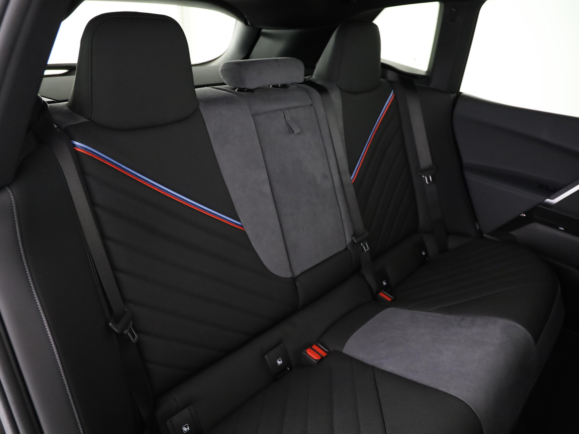 BMW iX M70-image-16