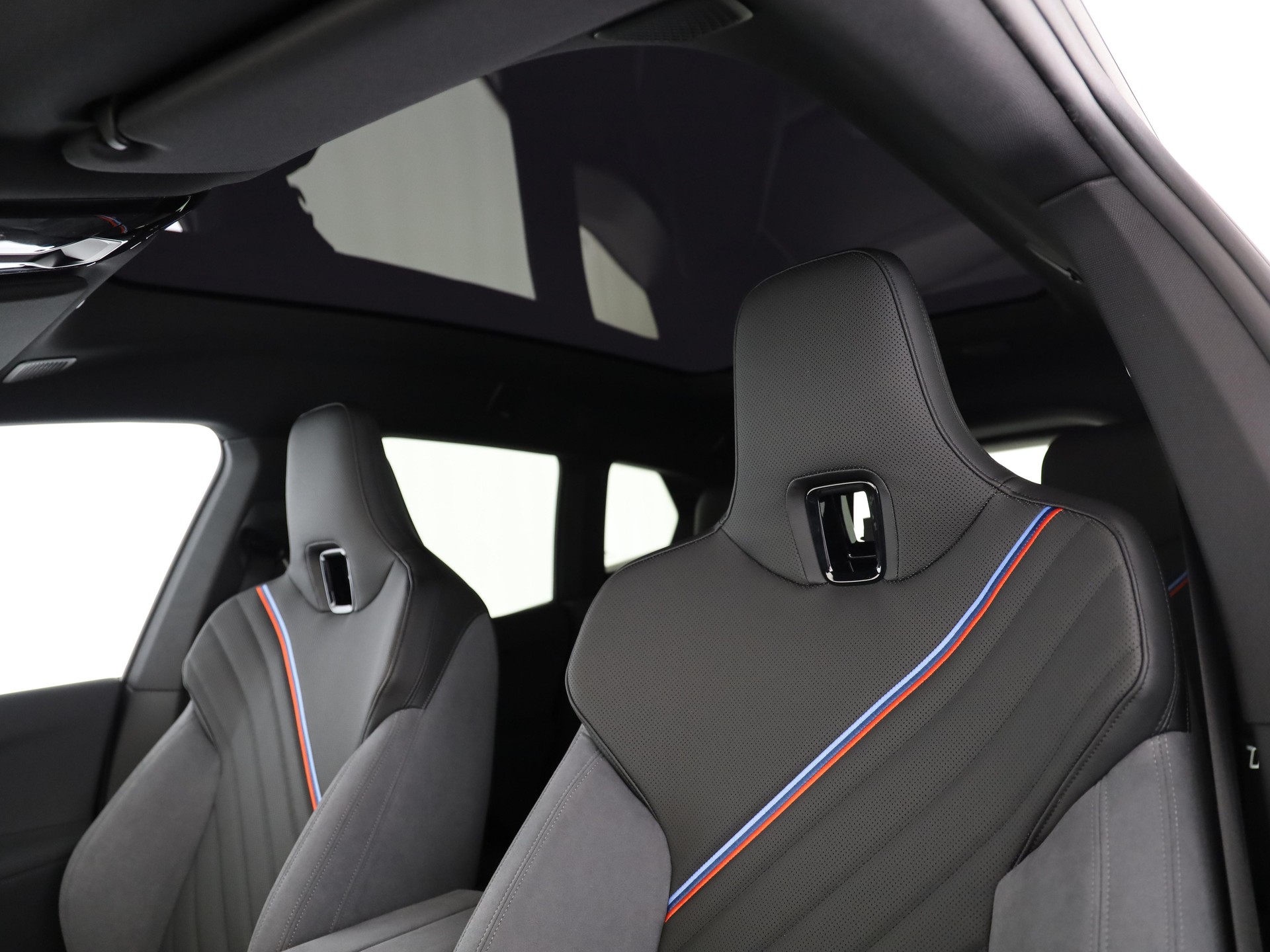 BMW iX M70-image-12