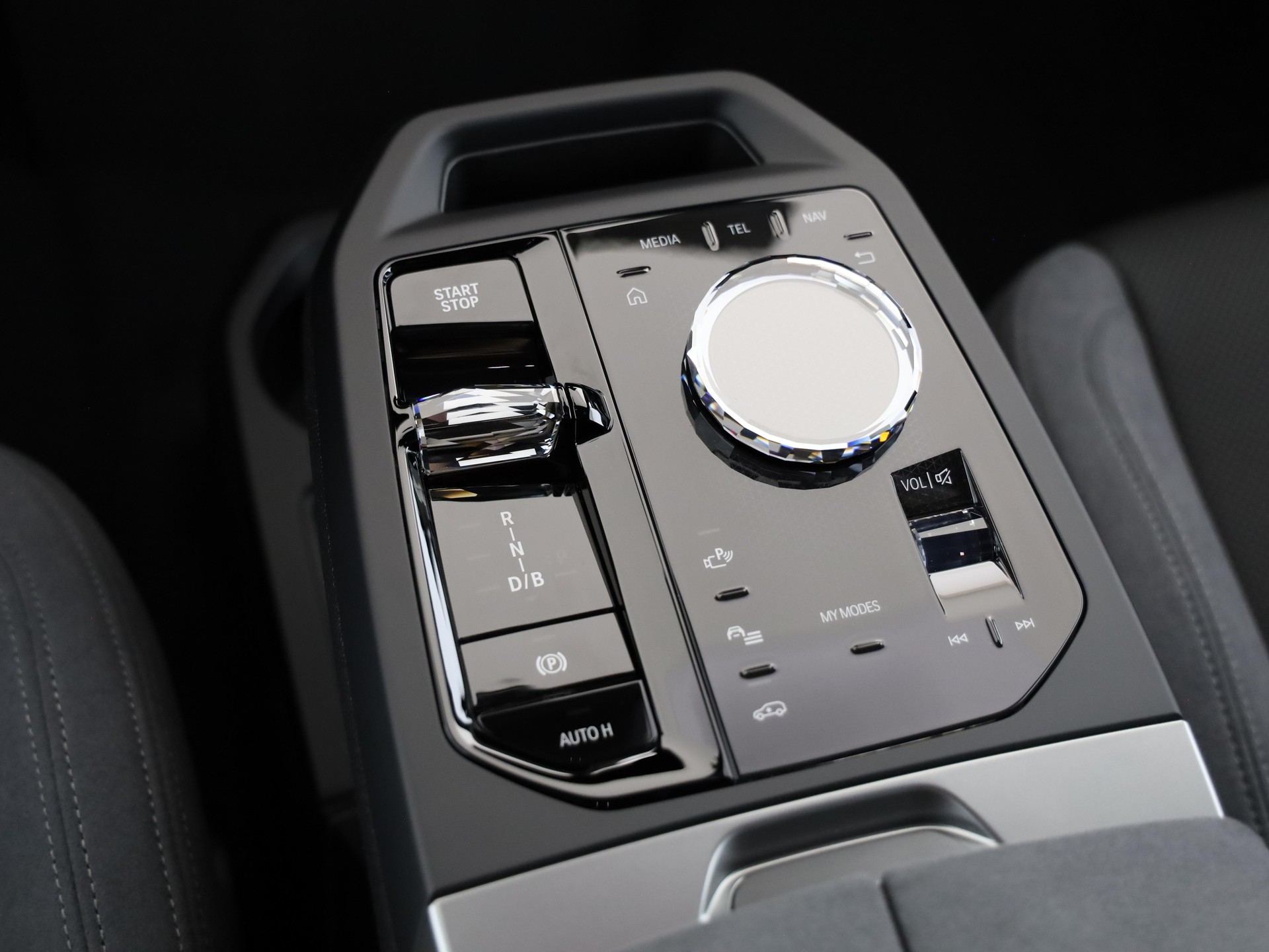 BMW iX M70-image-19
