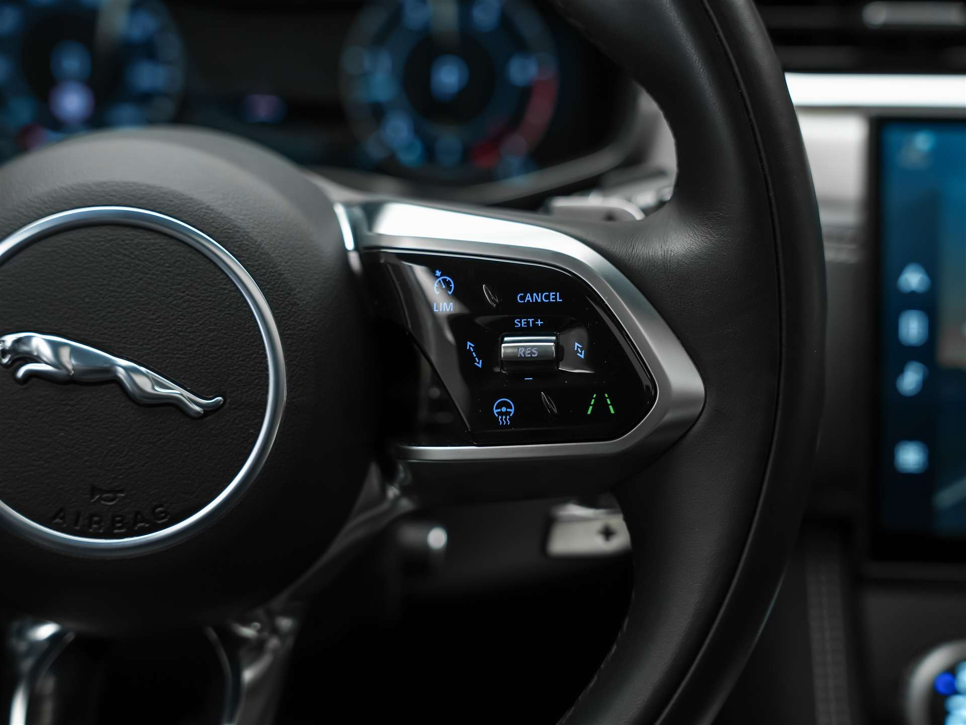 JAGUAR F-Pace 3.0 D I6 R-Dynamic SE AWD *Facelift*Panorama*Head-Up*-image-27