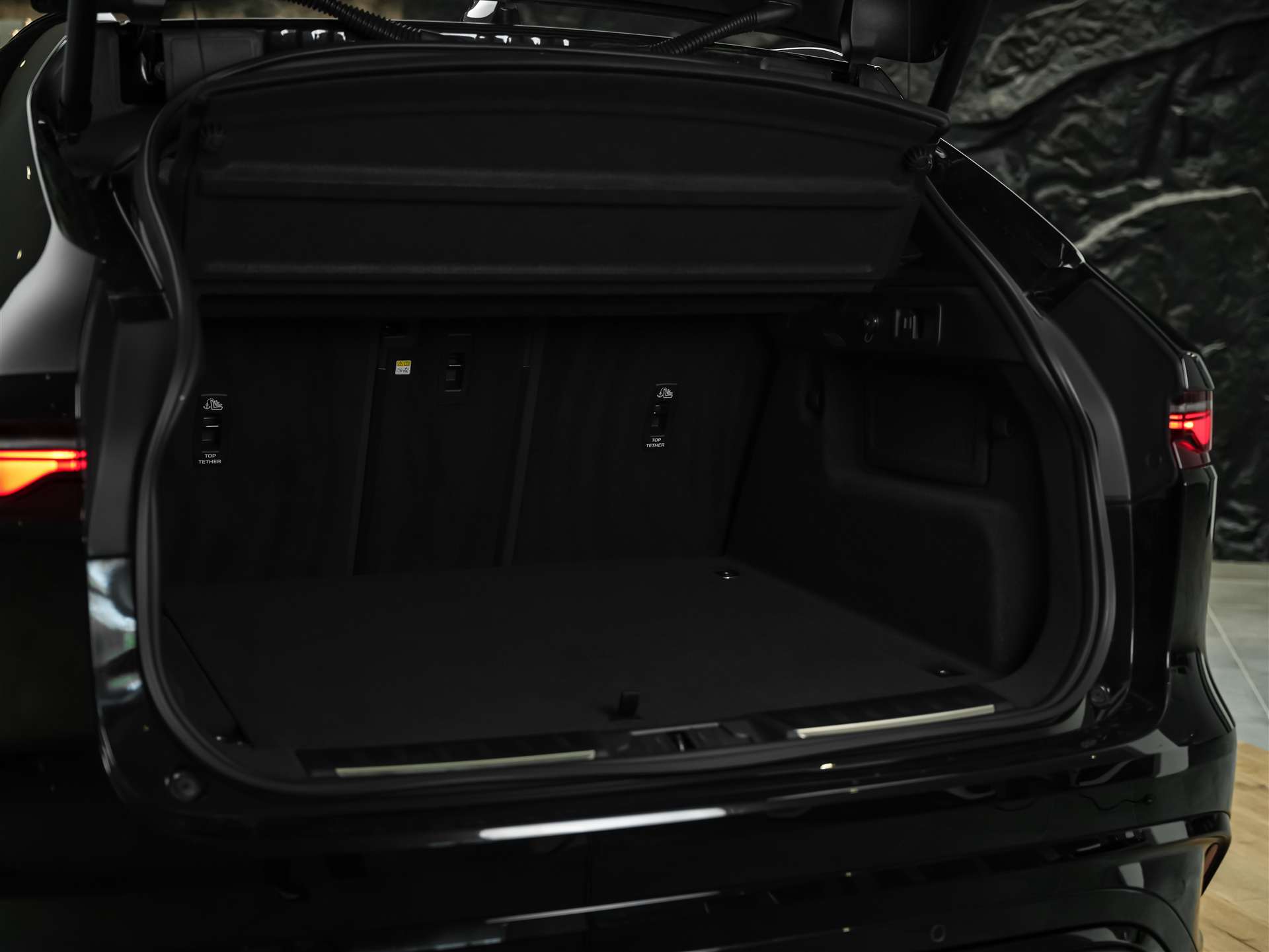 JAGUAR F-Pace 3.0 D I6 R-Dynamic SE AWD *Facelift*Panorama*Head-Up*-image-35