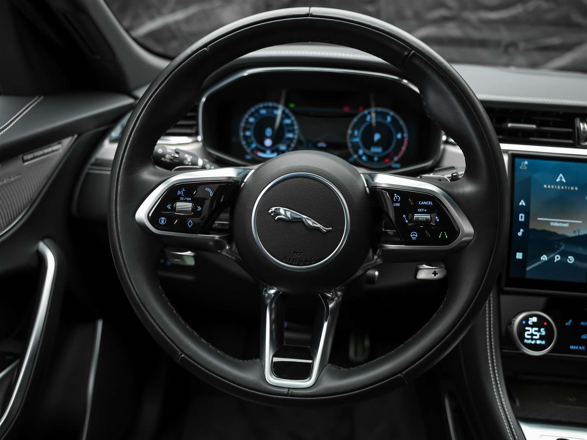 JAGUAR F-Pace 3.0 D I6 R-Dynamic SE AWD *Facelift*Panorama*Head-Up*-image-21