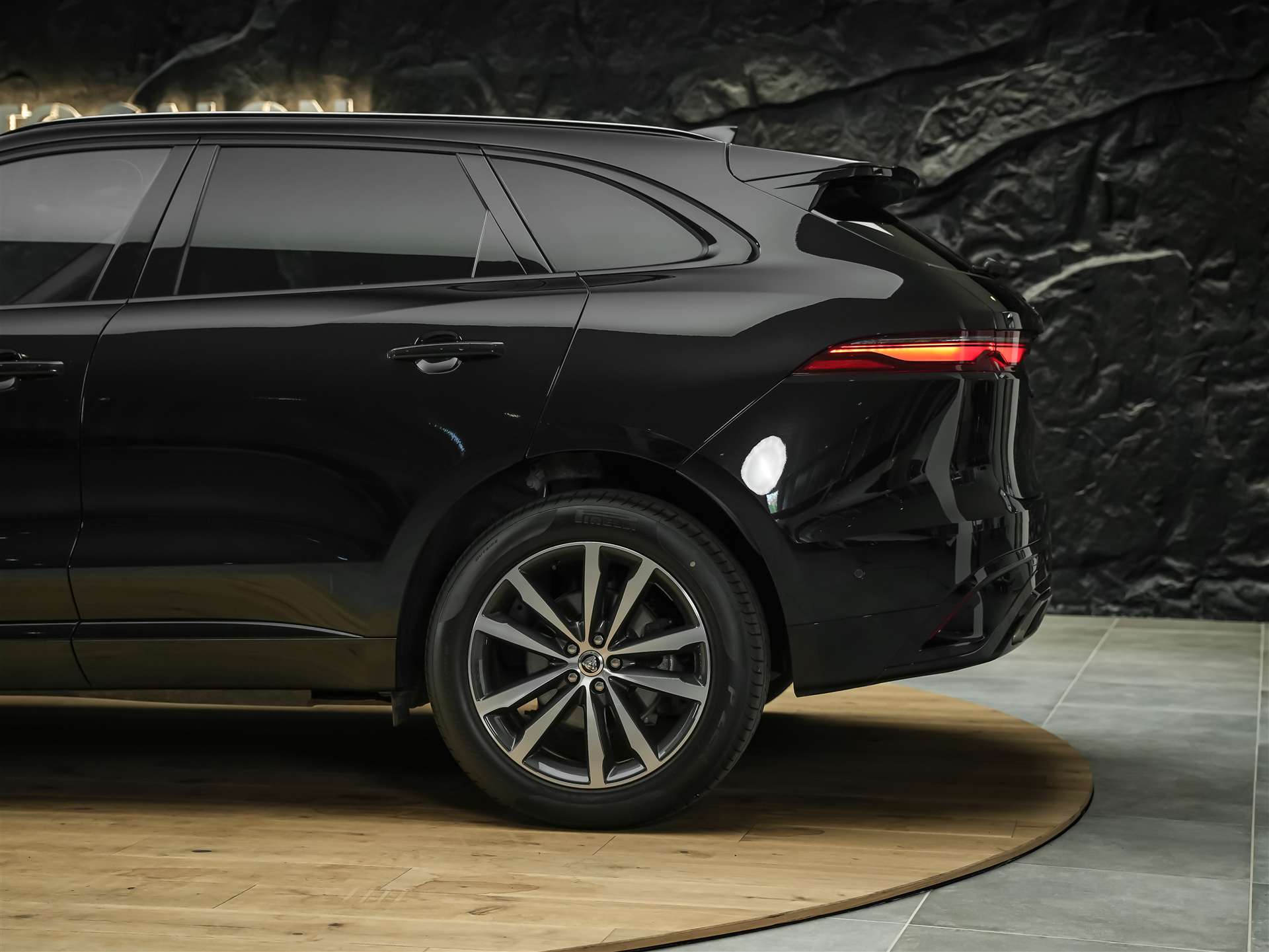 JAGUAR F-Pace 3.0 D I6 R-Dynamic SE AWD *Facelift*Panorama*Head-Up*-image-17