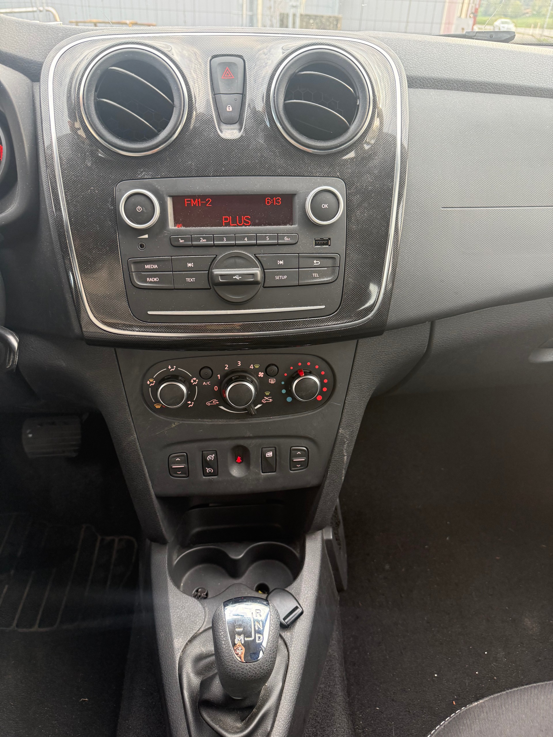 DACIA Sandero TCe 90 Lauréate Automatic-image-7