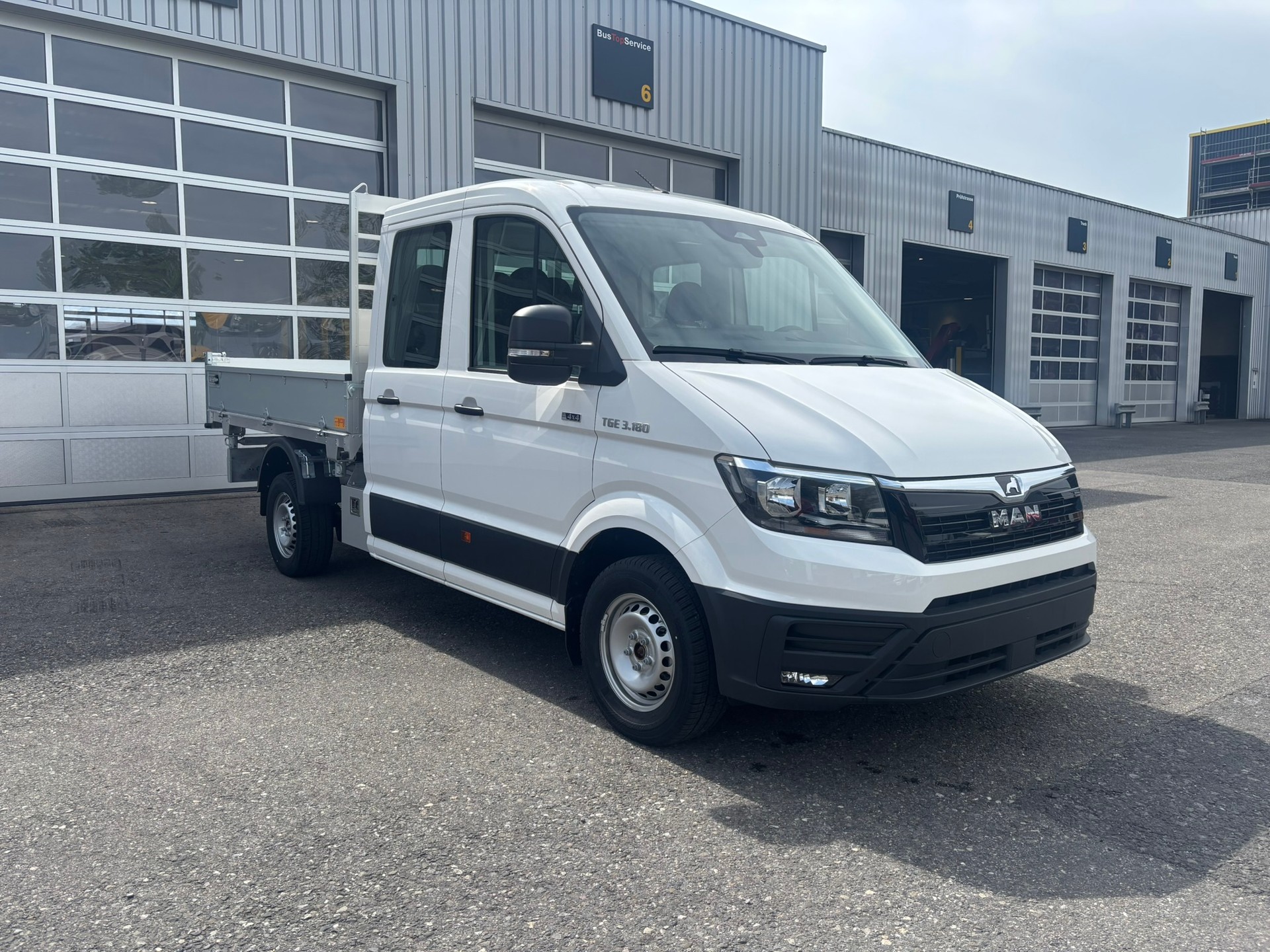MAN TGE 3.180 4x4l Standard A-image-1