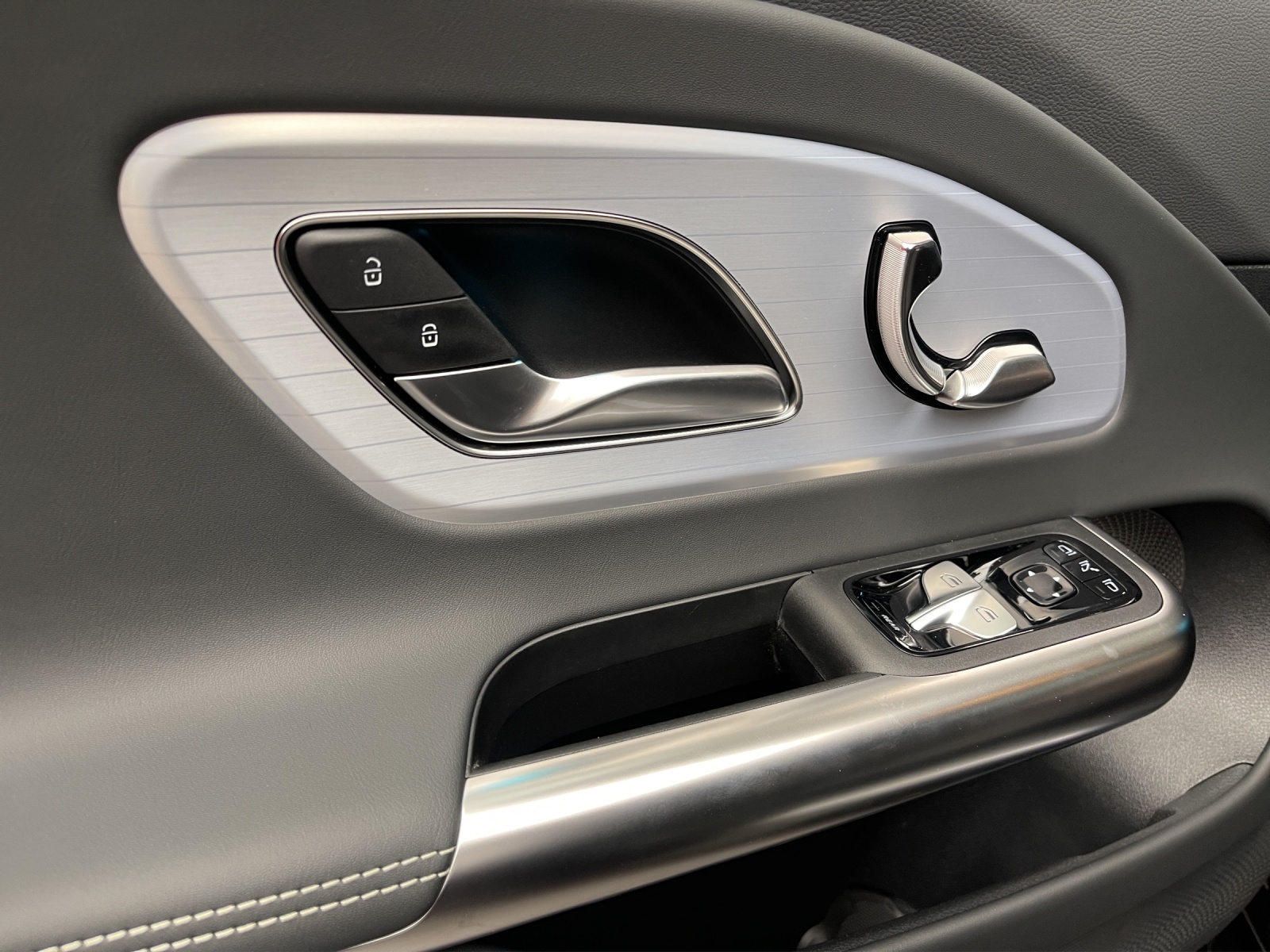 MERCEDES-BENZ CLA 350 4MATIC Shooting Brake with EQ Technology-image-12