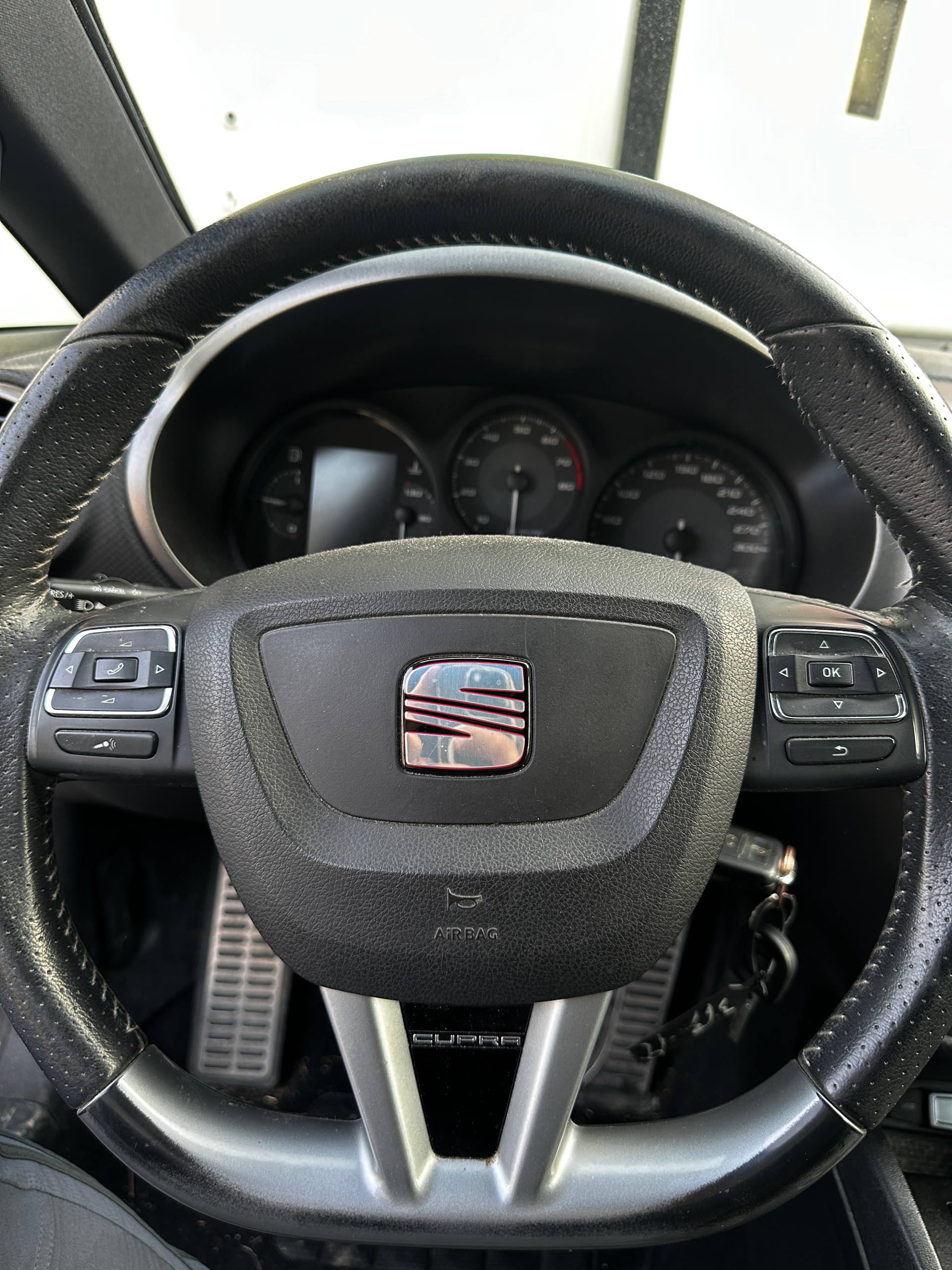 SEAT Leon 2.0 TSI Cupra R-image-10