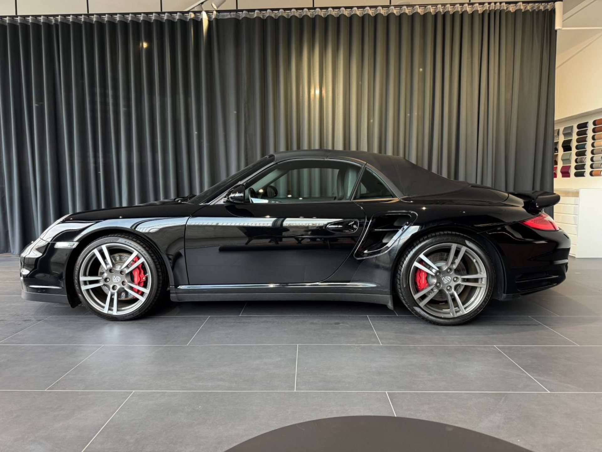 PORSCHE 911 Turbo Cabriolet-image-8