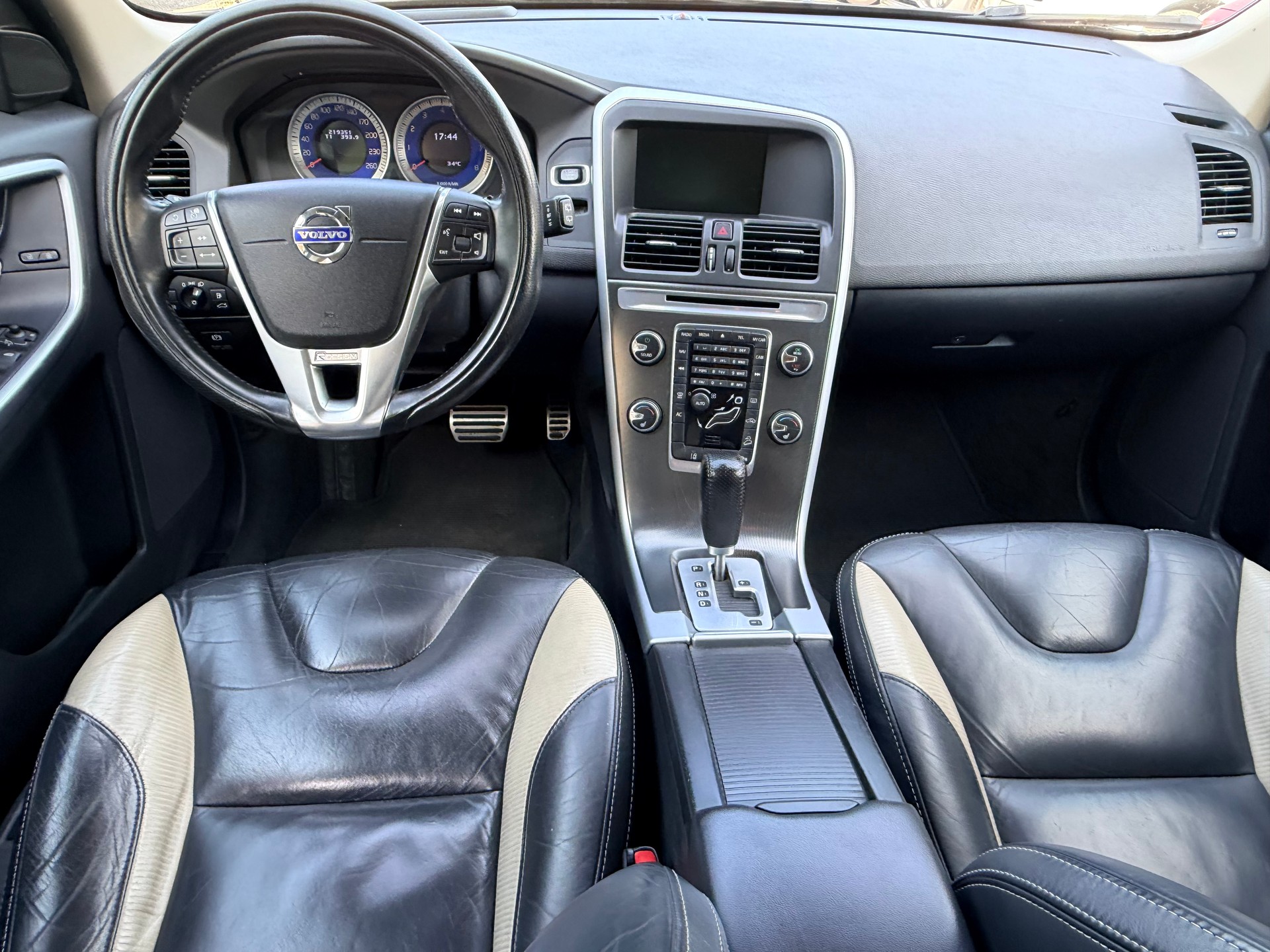 VOLVO XC60 T6 AWD R-Design Geartronic-image-16