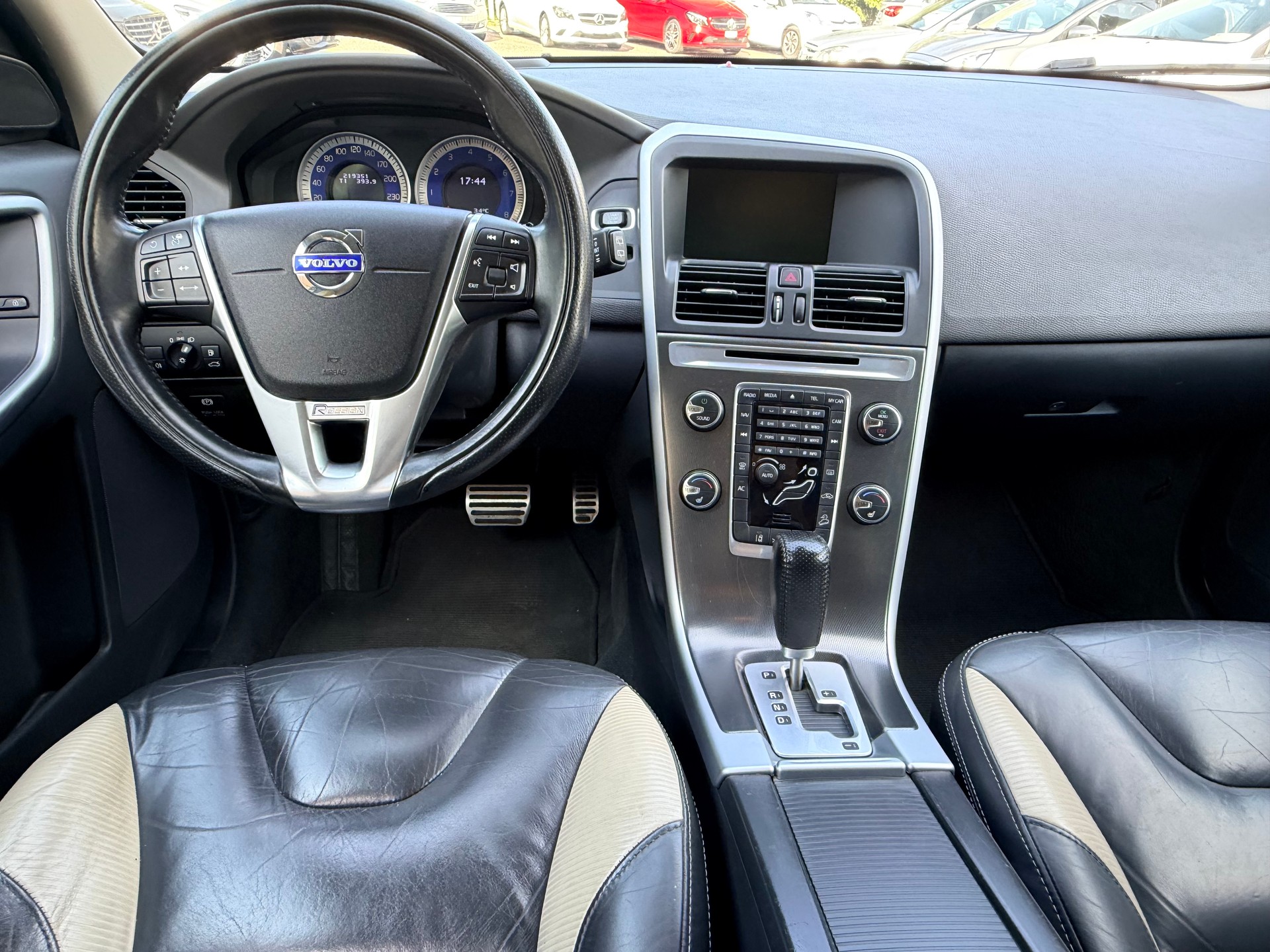 VOLVO XC60 T6 AWD R-Design Geartronic-image-17