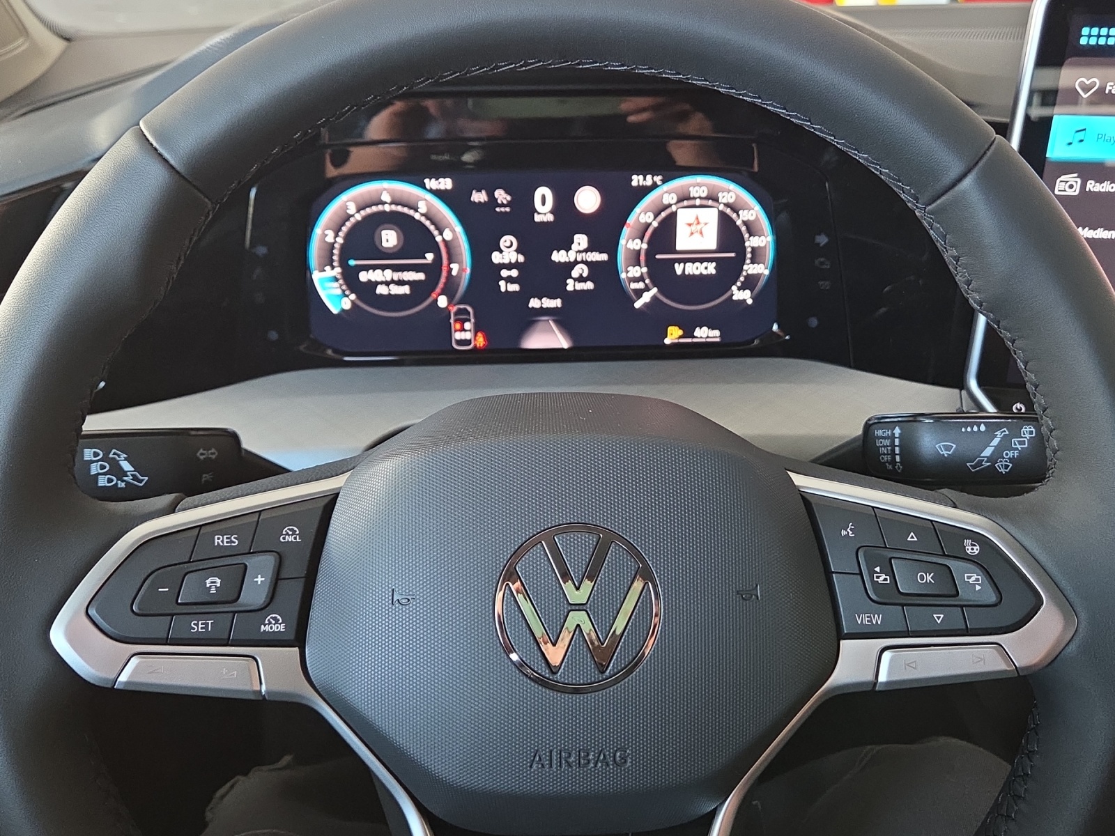 VW Golf 1.5 TSI Basis-image-9