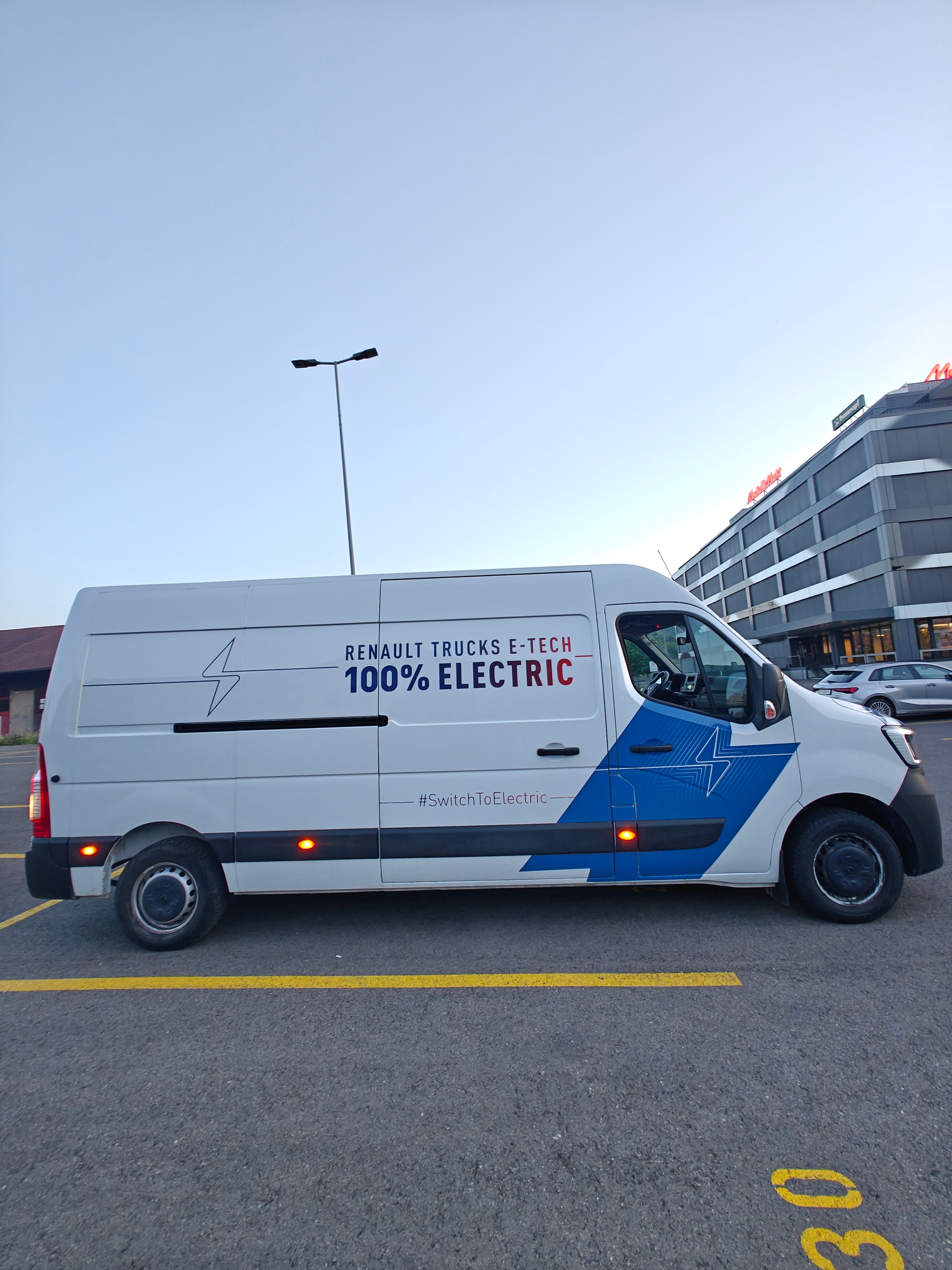 RENAULT E-Tech Electric EV52-image-1