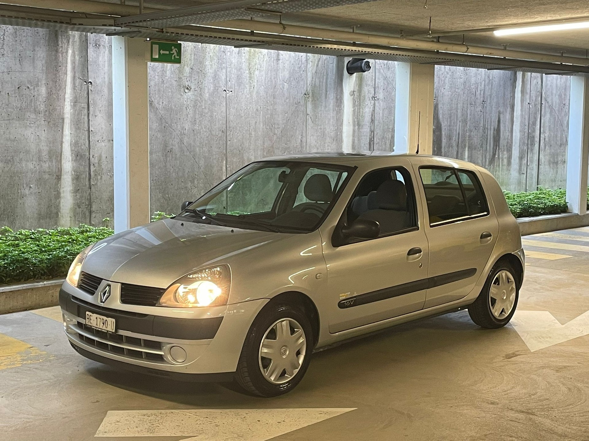 RENAULT Clio 1.2 16V Authentique Pack-showroom-element-1