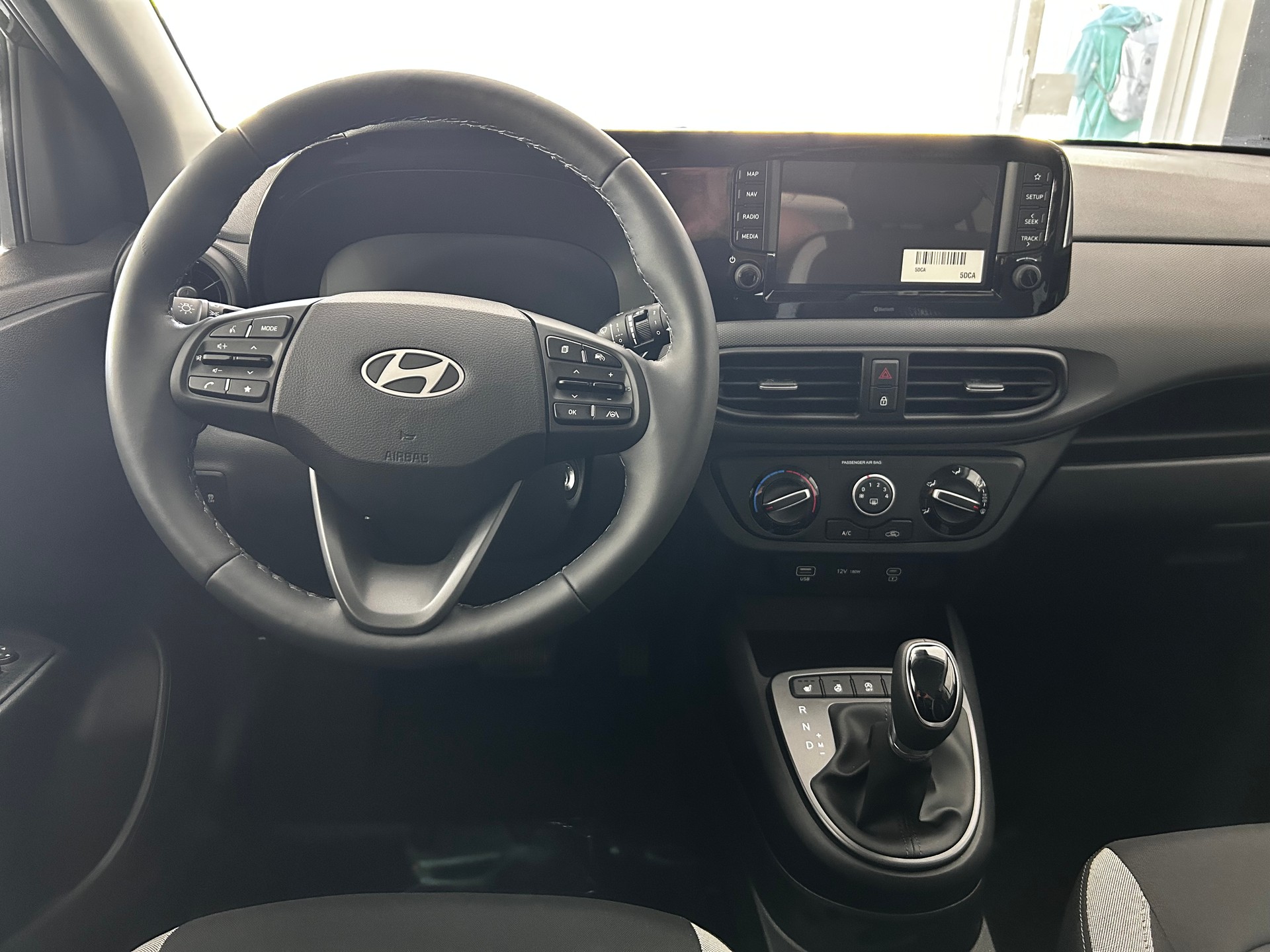HYUNDAI i10 1.2 Amplia Aut.-image-8