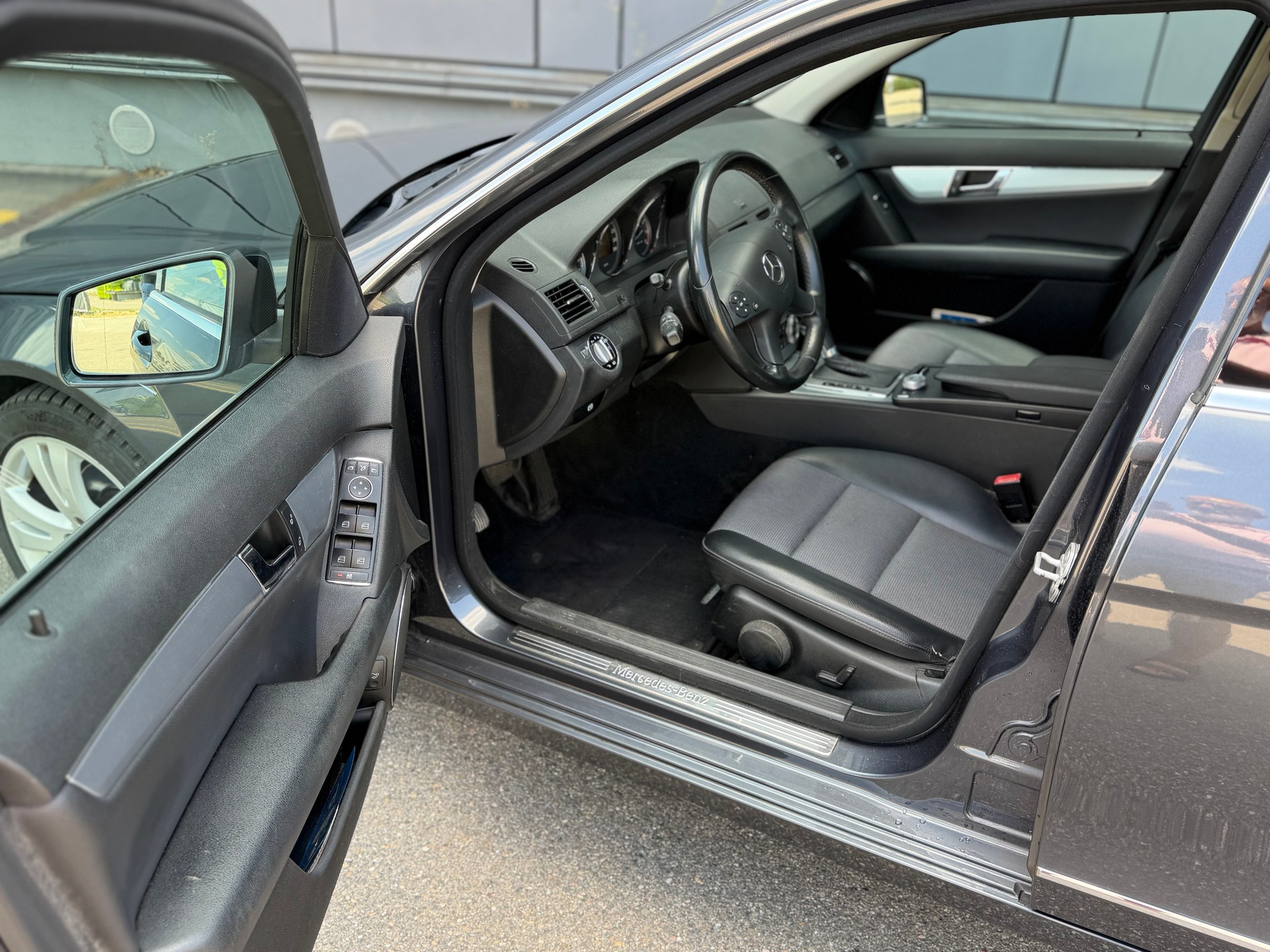 MERCEDES-BENZ C 200 CGI BlueEfficiency Avantgarde Automatic-image-14