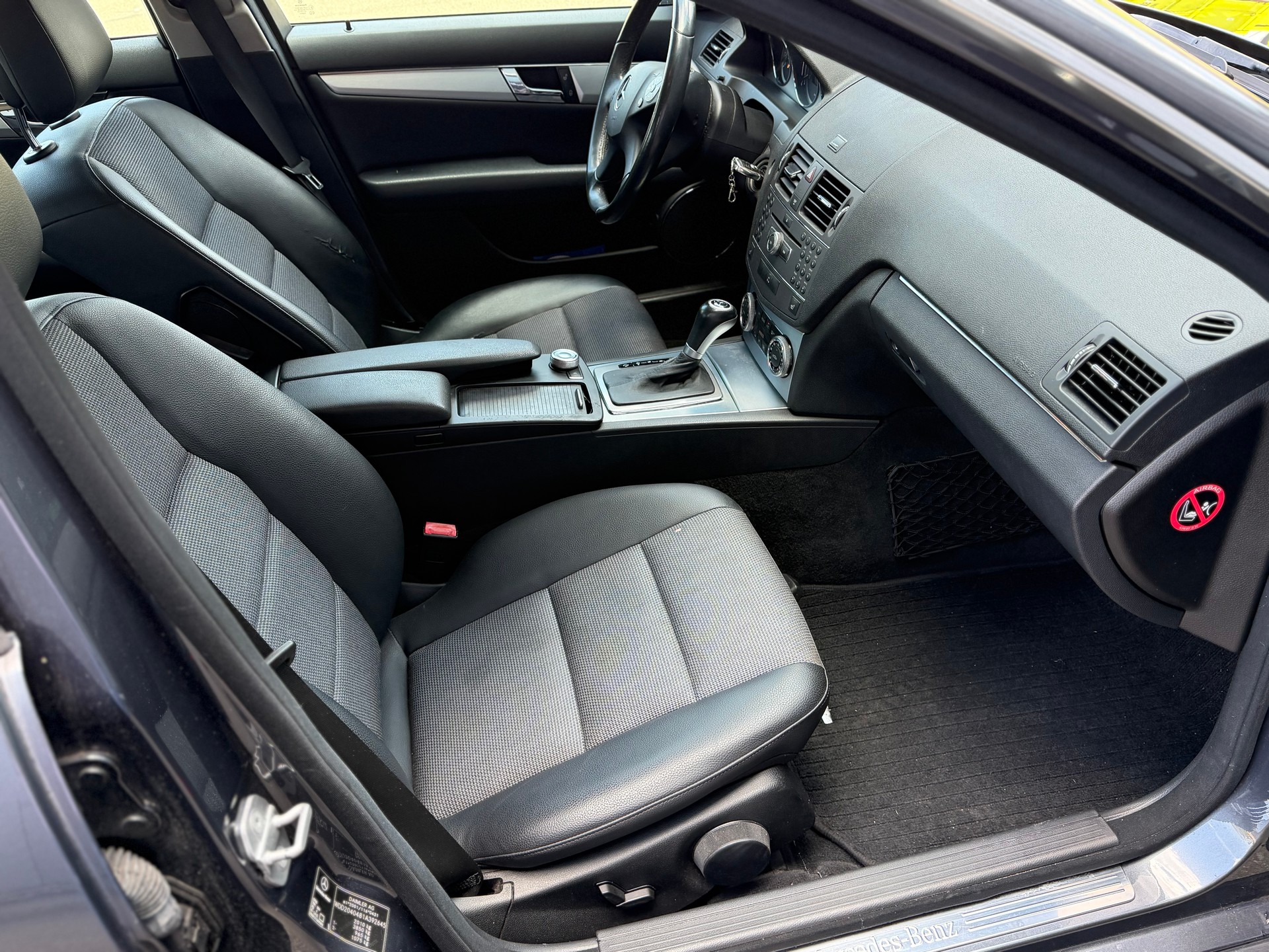 MERCEDES-BENZ C 200 CGI BlueEfficiency Avantgarde Automatic-image-13