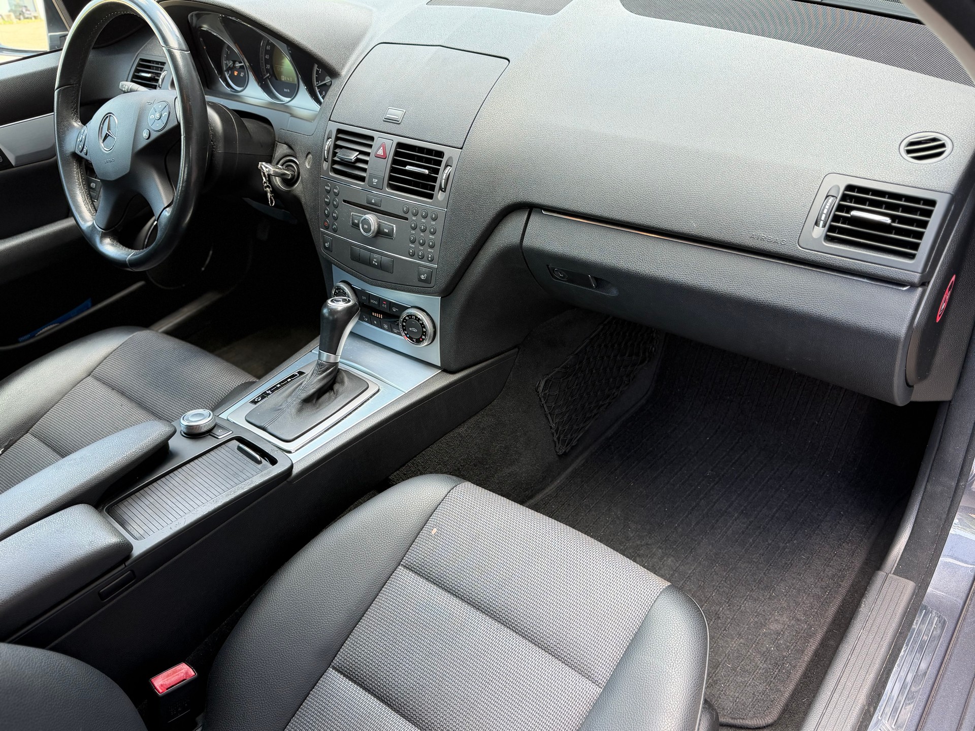 MERCEDES-BENZ C 200 CGI BlueEfficiency Avantgarde Automatic-image-12