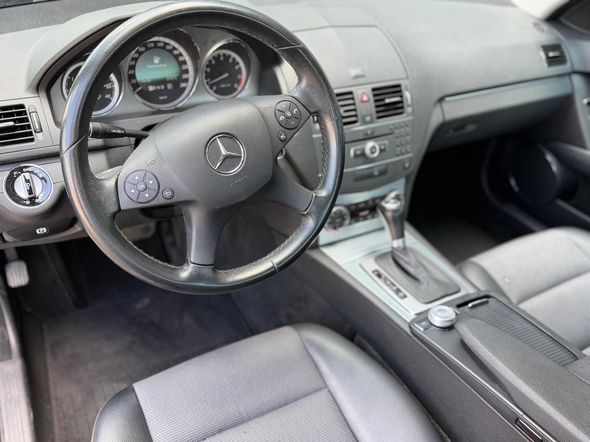 MERCEDES-BENZ C 200 CGI BlueEfficiency Avantgarde Automatic-image-16