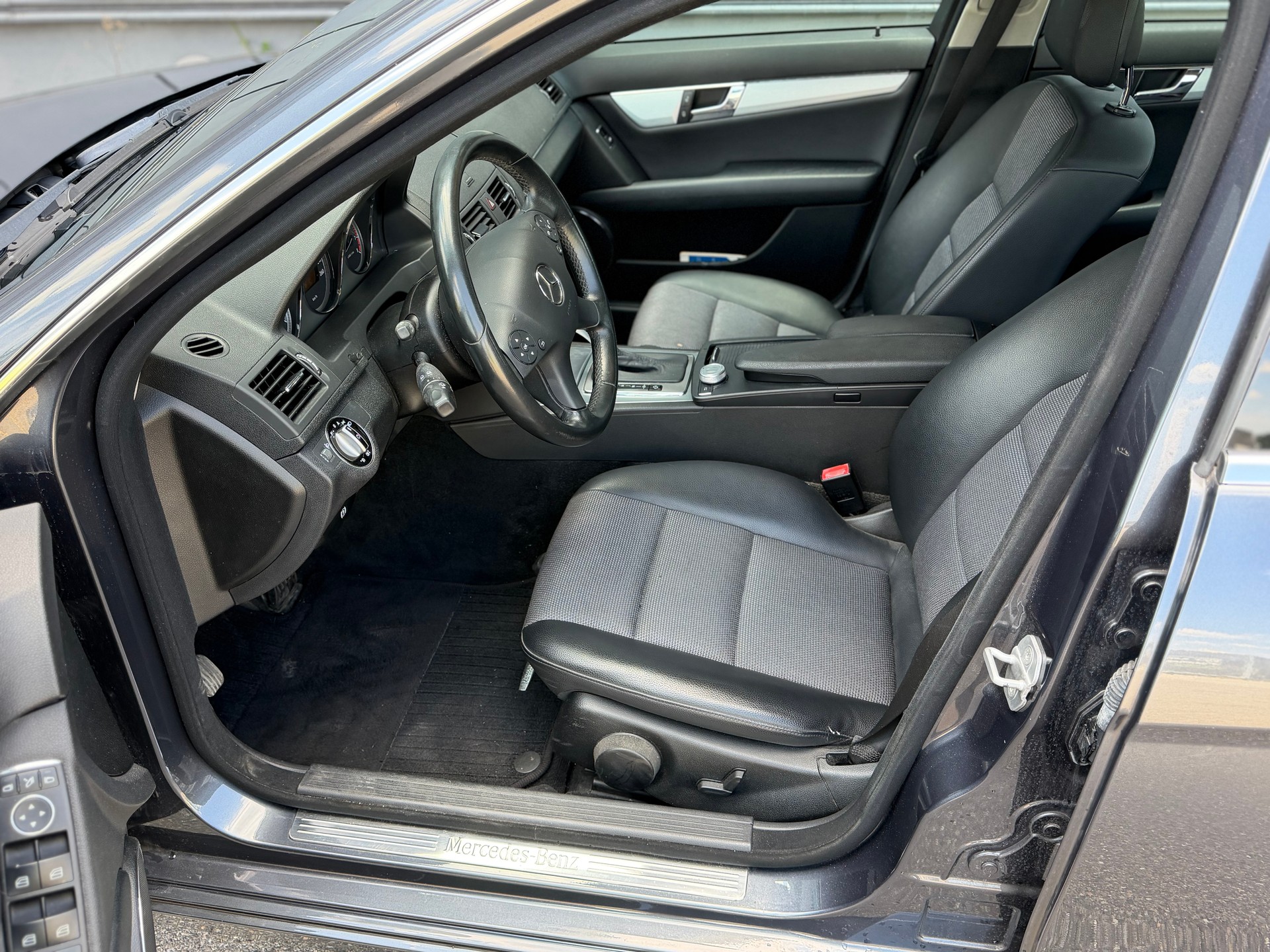 MERCEDES-BENZ C 200 CGI BlueEfficiency Avantgarde Automatic-image-15