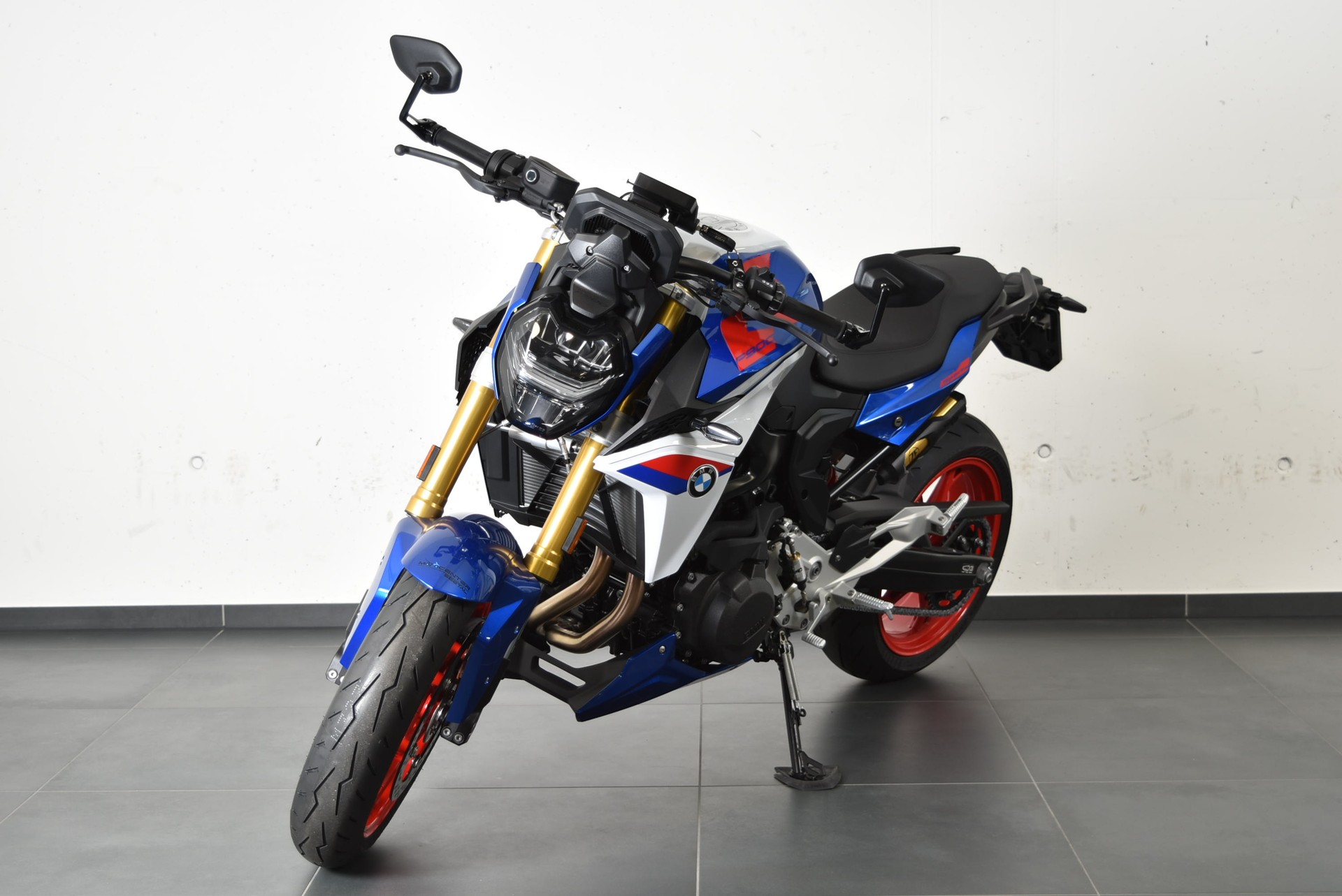 BMW F 900 R-showroom-element-1