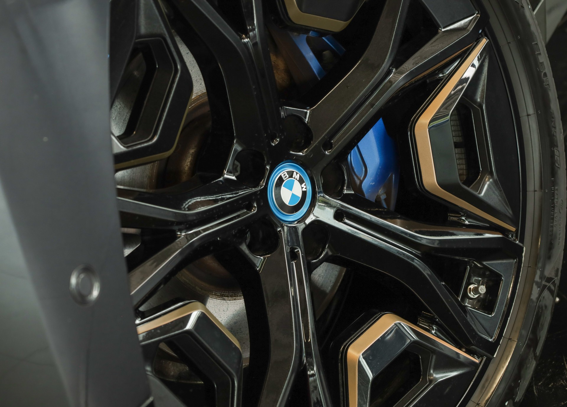 BMW iX xDrive50-image-12