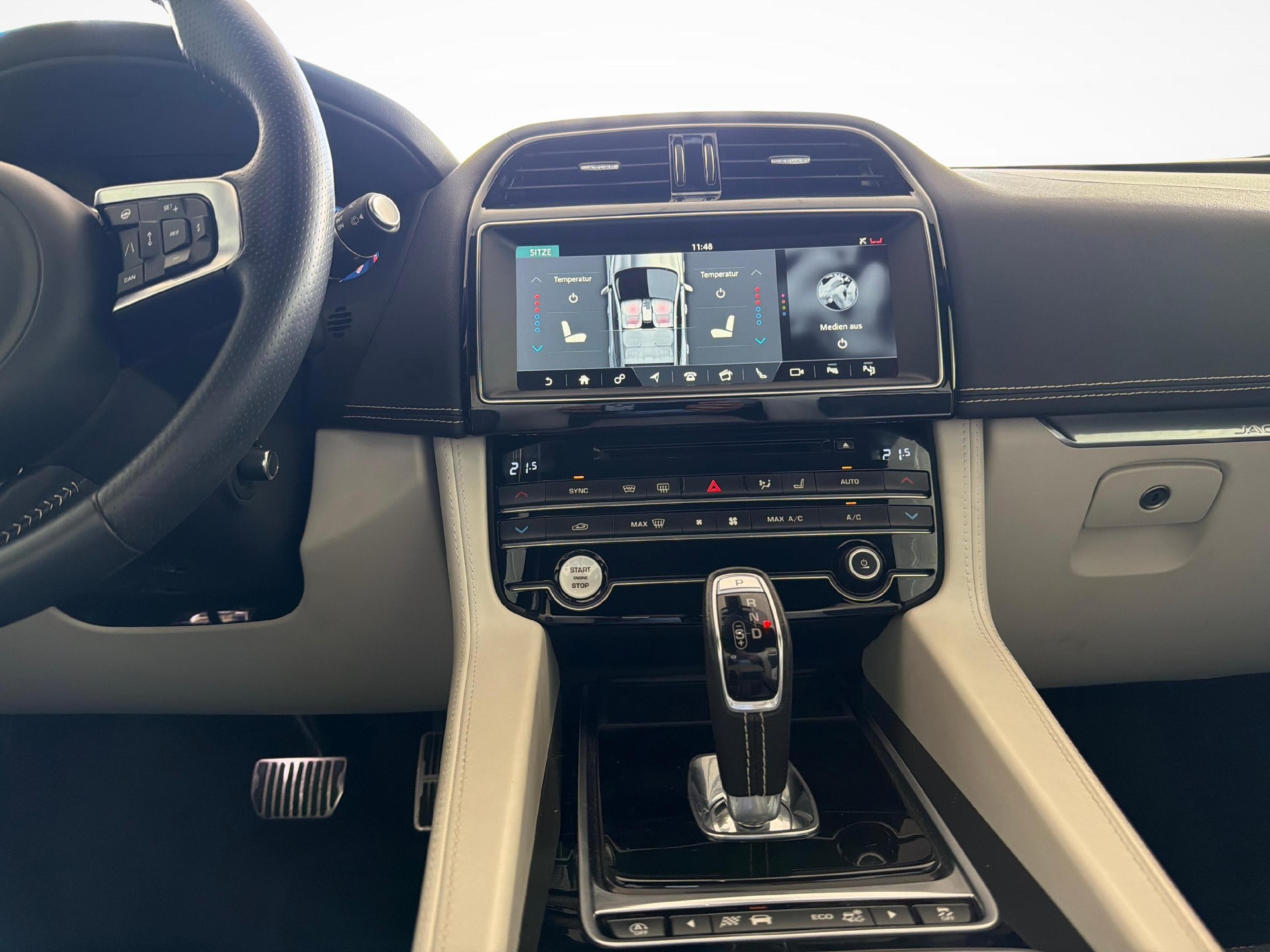 JAGUAR F-Pace 5.0 V8 SVR AWD 550PS-image-17