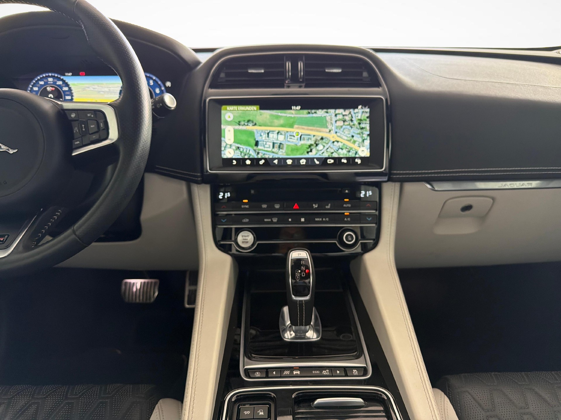 JAGUAR F-Pace 5.0 V8 SVR AWD 550PS-image-15