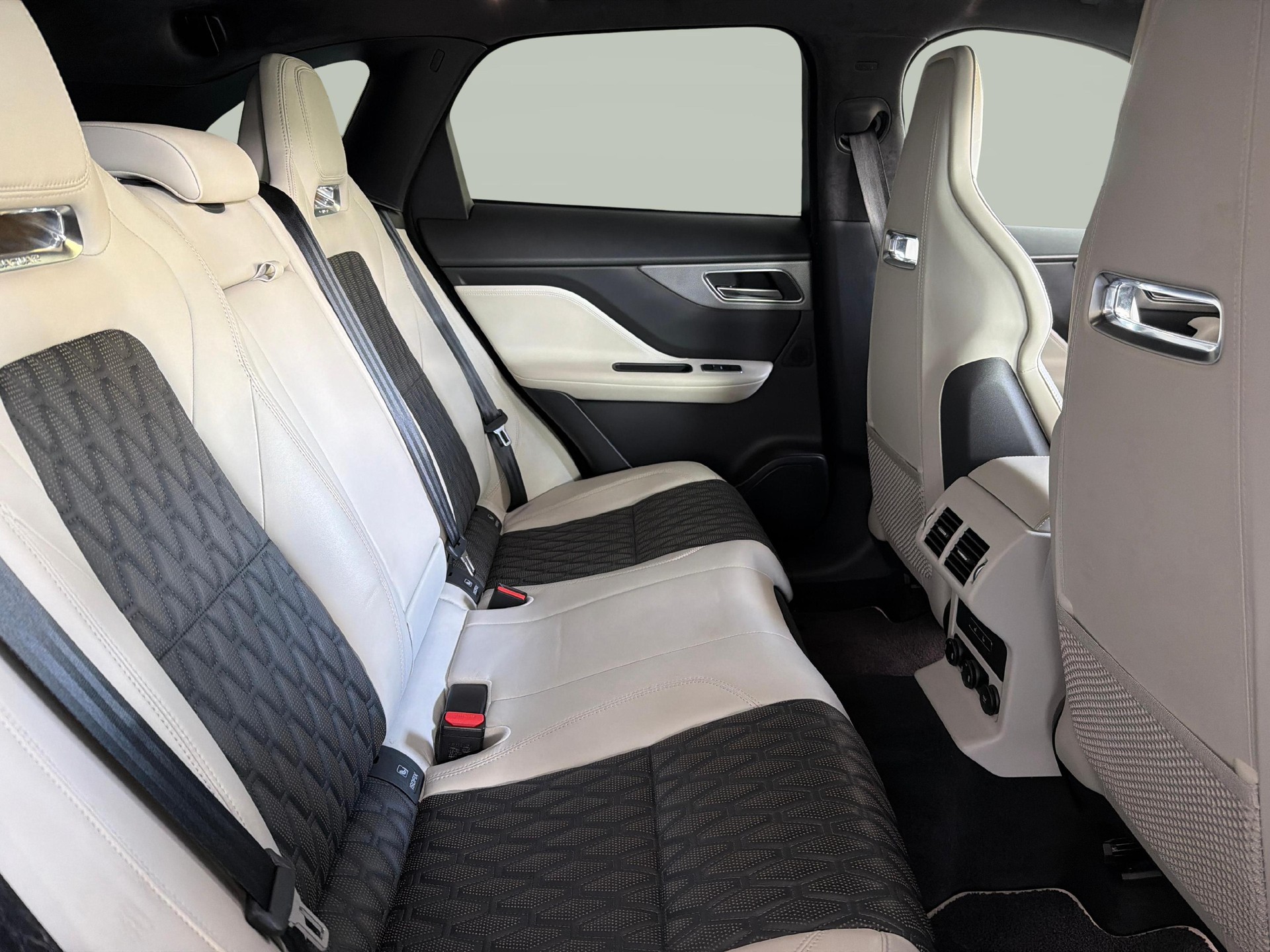JAGUAR F-Pace 5.0 V8 SVR AWD 550PS-image-10