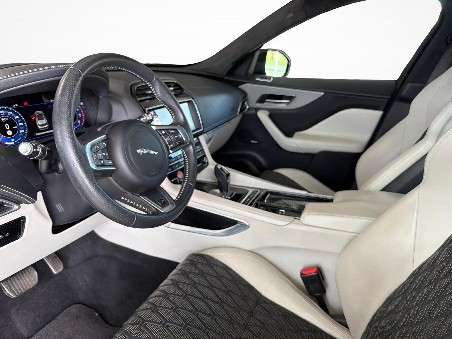 JAGUAR F-Pace 5.0 V8 SVR AWD 550PS-image-12