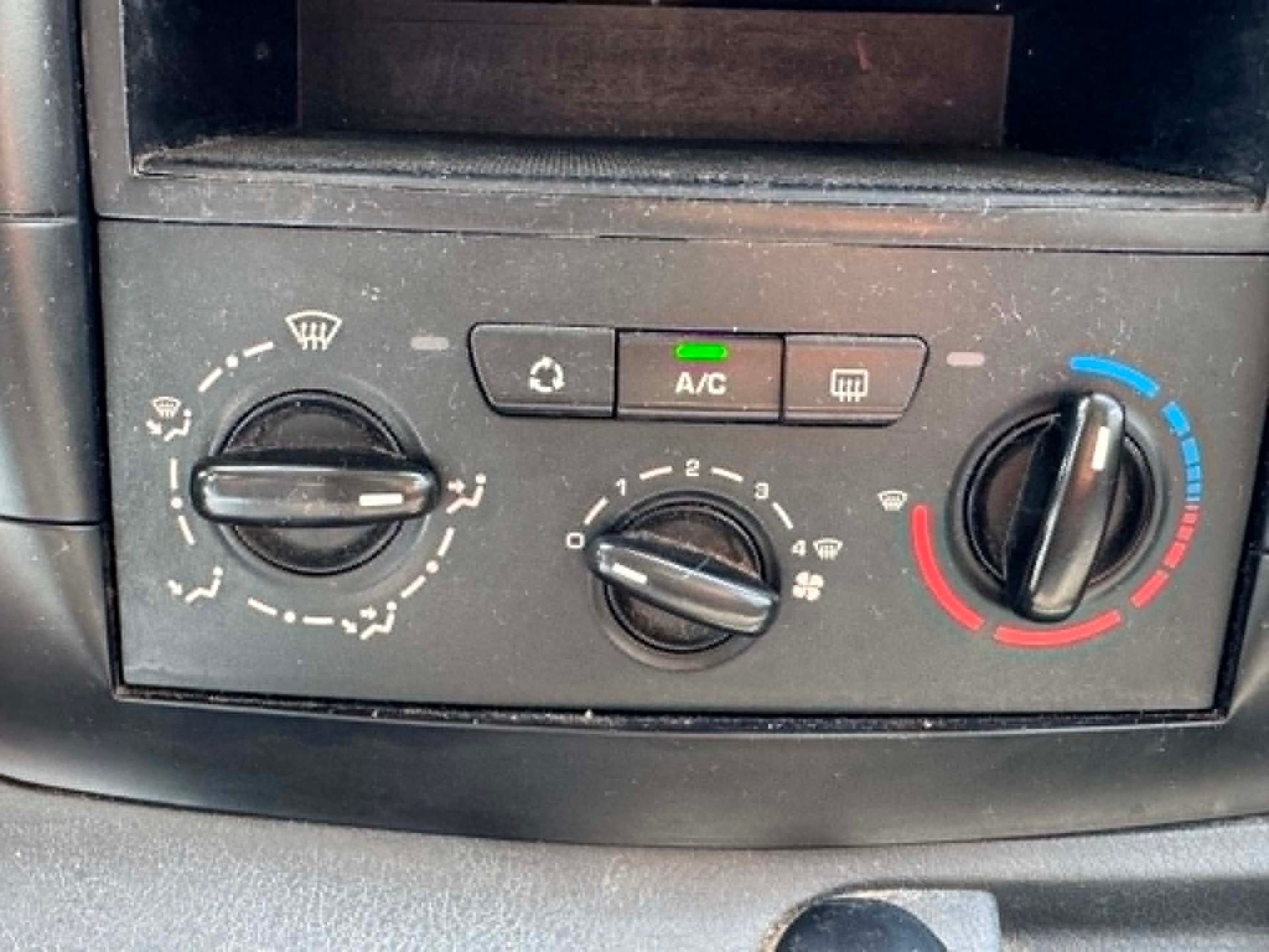 PEUGEOT Expert 2.0 HDi 229 L2H1-image-2