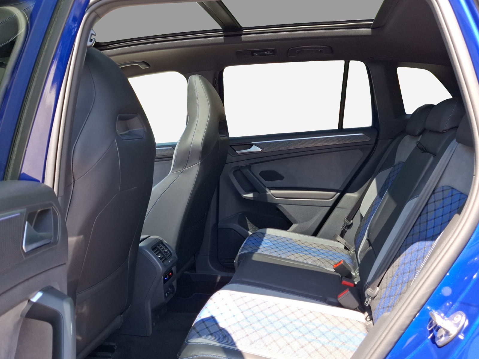 VW Tiguan 2.0TSI R 4Motion DSG-image-11
