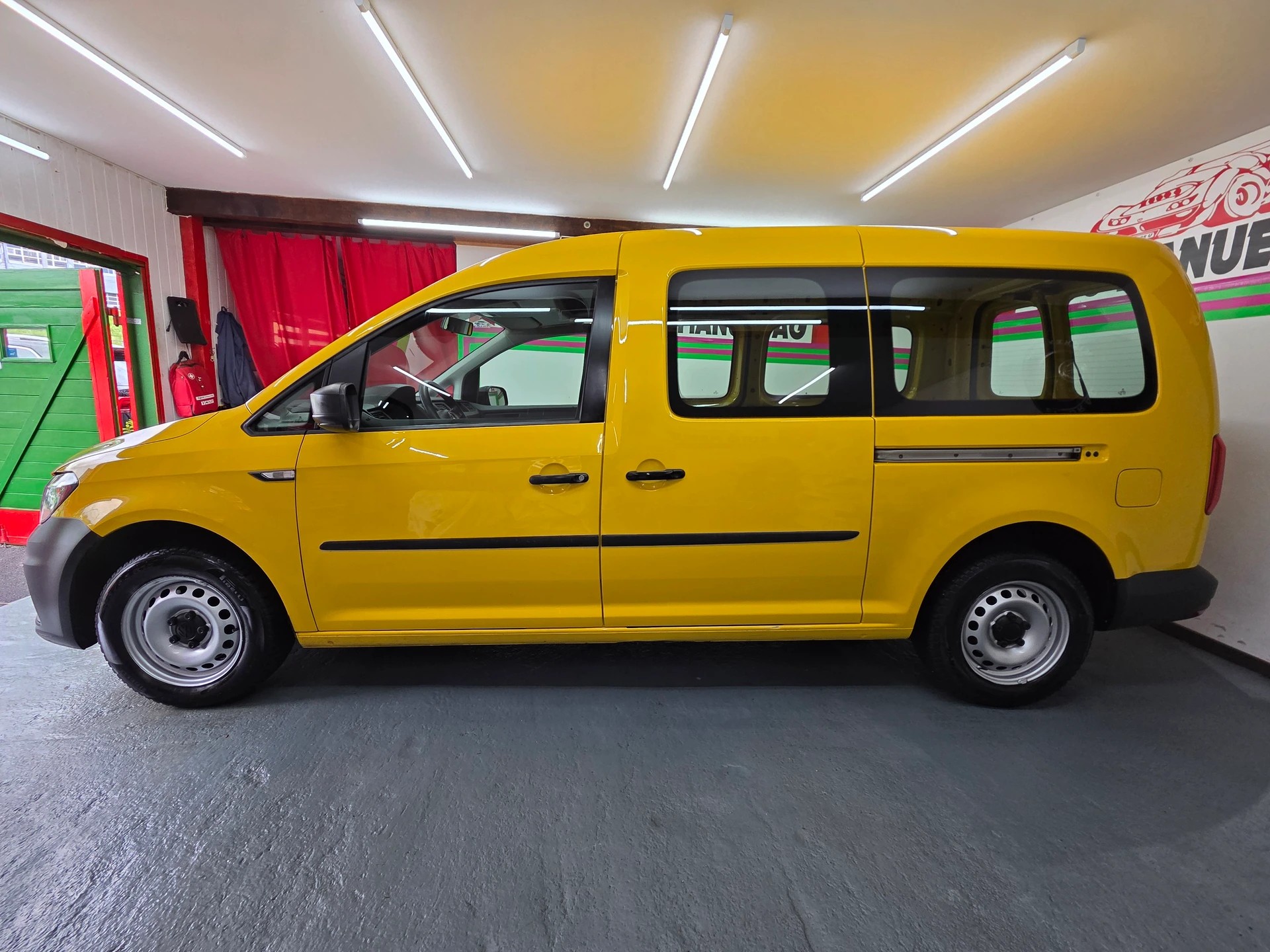 VW Caddy Maxi 1.0TSI BlueMotion Technology-image-3