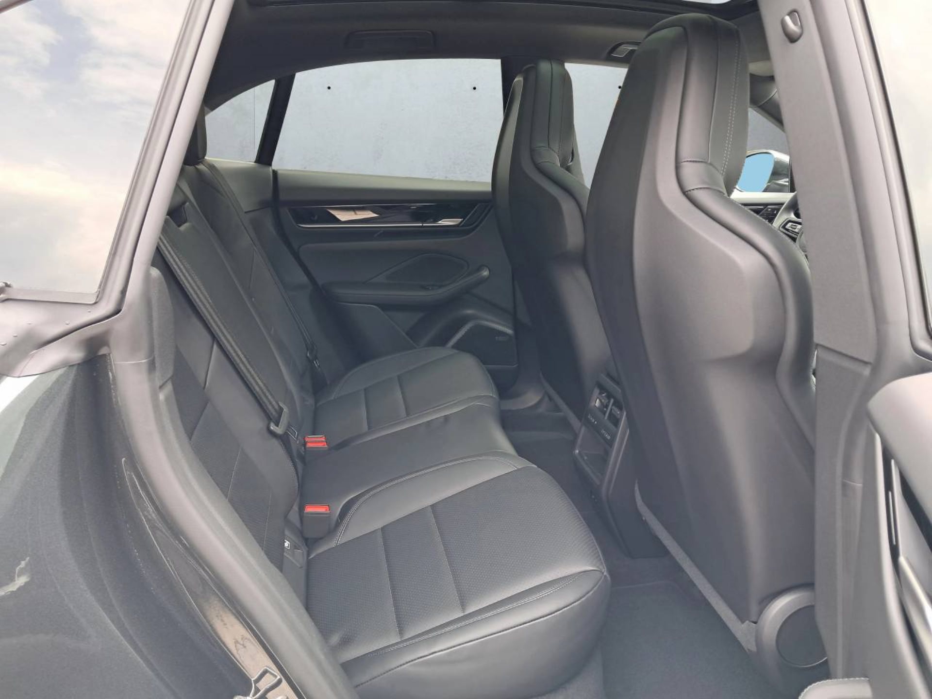 PORSCHE Macan 4S-image-17