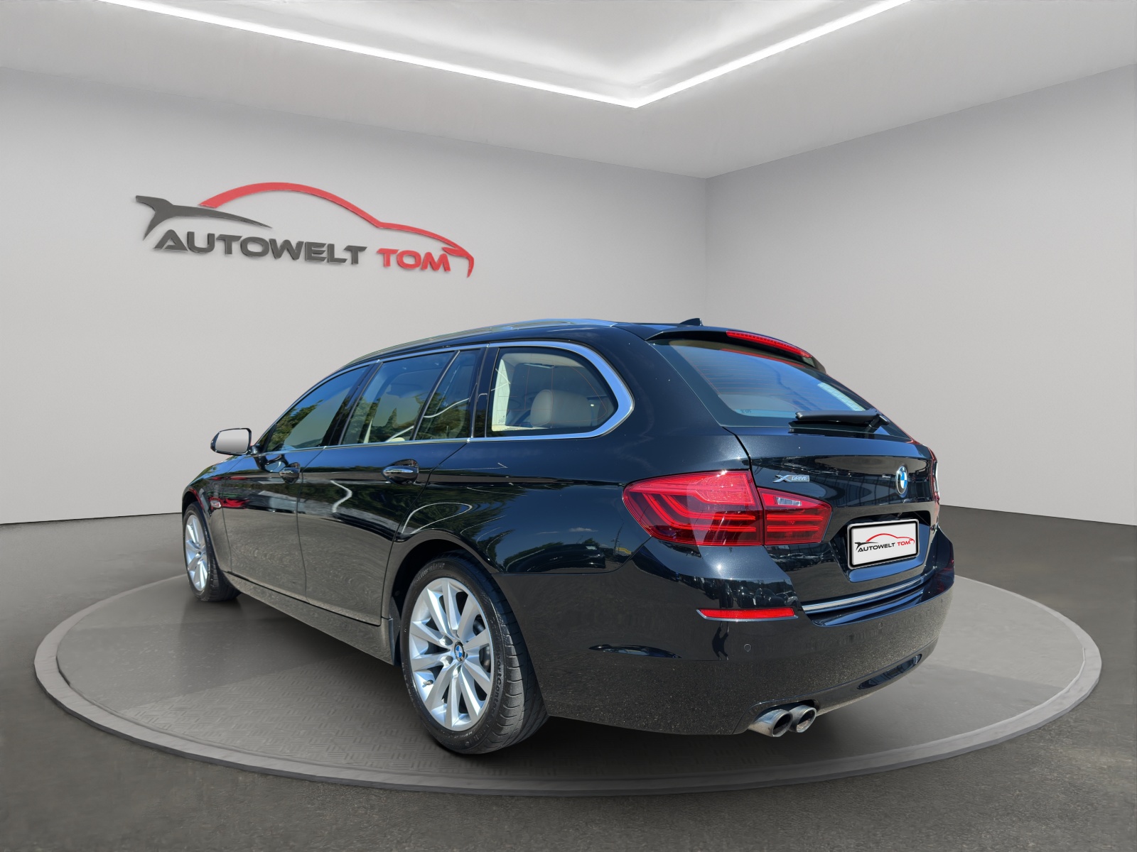 BMW 528i Touring xDrive Luxury Line Steptronic-image-2