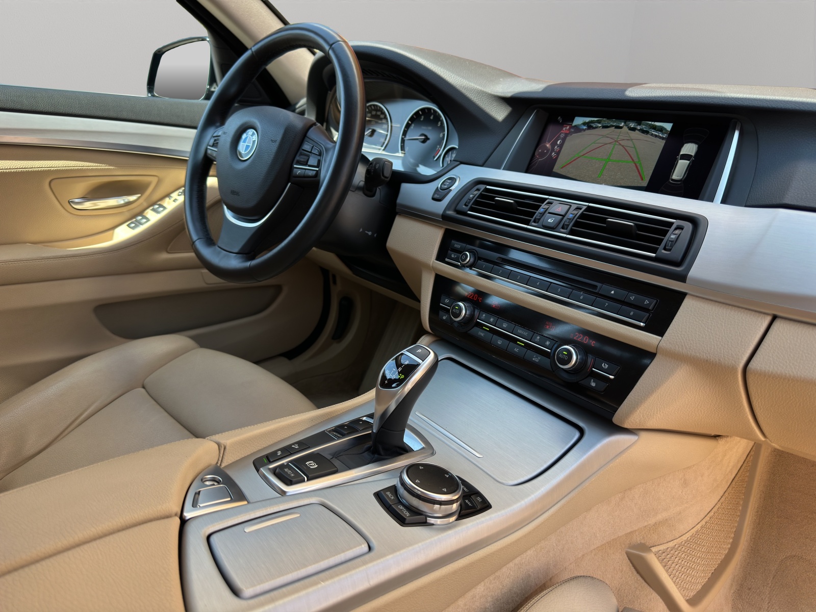 BMW 528i Touring xDrive Luxury Line Steptronic-image-11