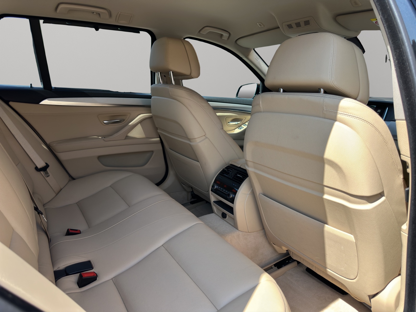 BMW 528i Touring xDrive Luxury Line Steptronic-image-13