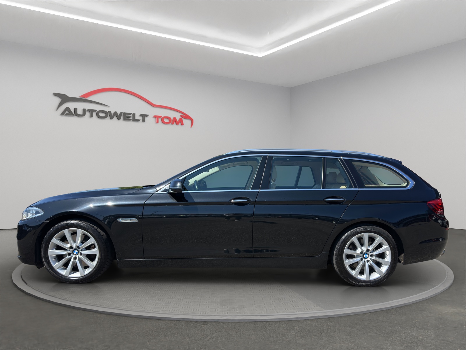 BMW 528i Touring xDrive Luxury Line Steptronic-image-1