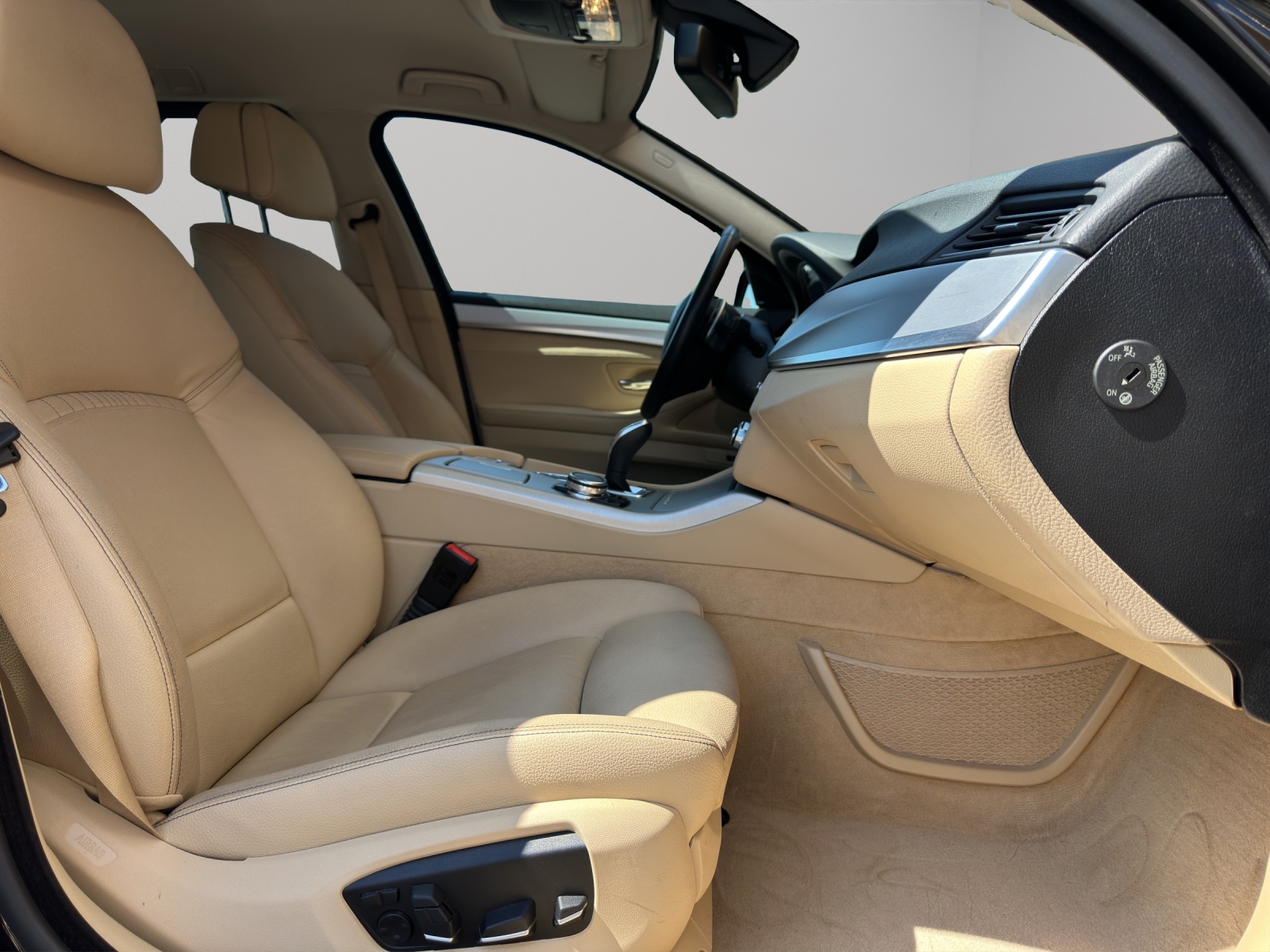 BMW 528i Touring xDrive Luxury Line Steptronic-image-12