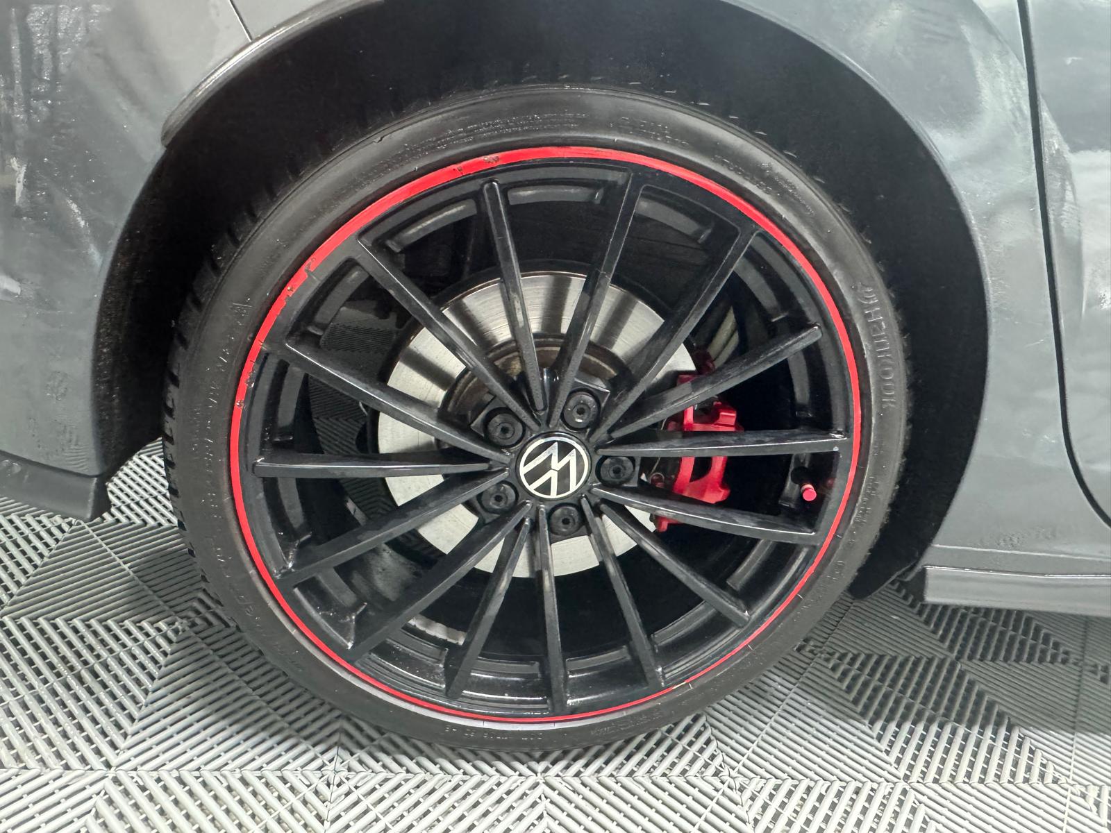 VW Golf 2.0 TSI GTI Clubsport 45 DSG - Toit ouvrant - Akrapovic-image-24