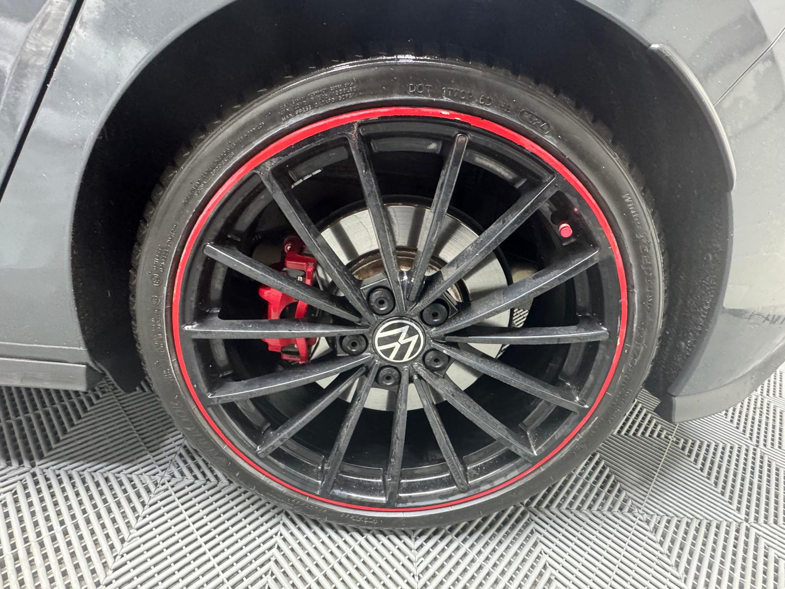 VW Golf 2.0 TSI GTI Clubsport 45 DSG - Toit ouvrant - Akrapovic-image-25